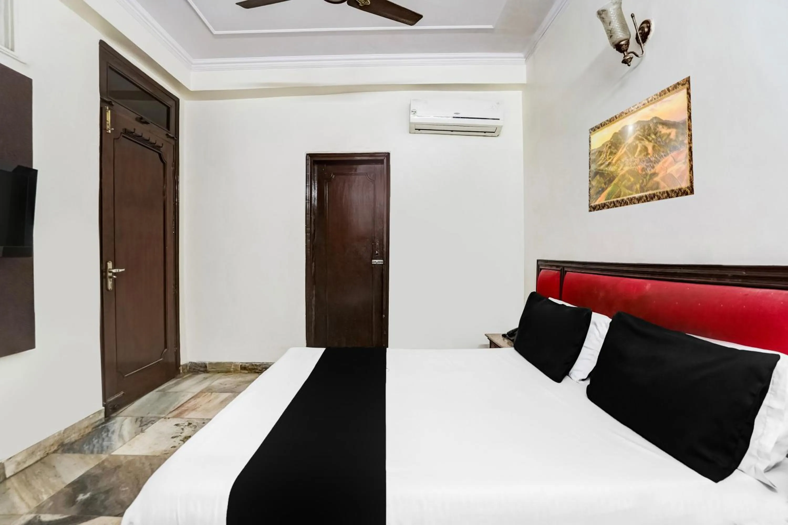 Bedroom, Bed in Hotel O Paharganj Near Railway Station Formerly Chand Palace