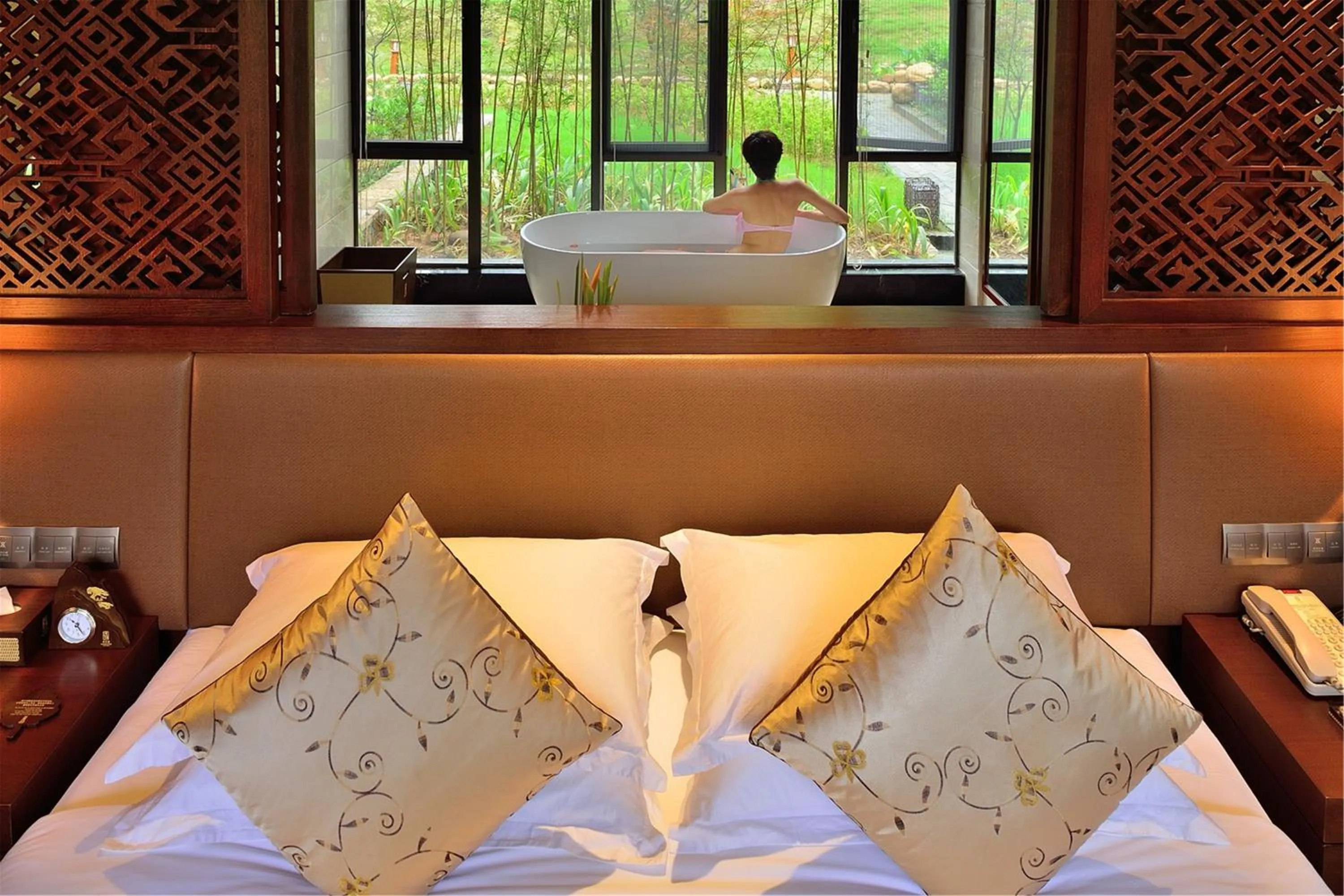 Bath, Bed in Harmona Resort & Spa Zhangjiajie