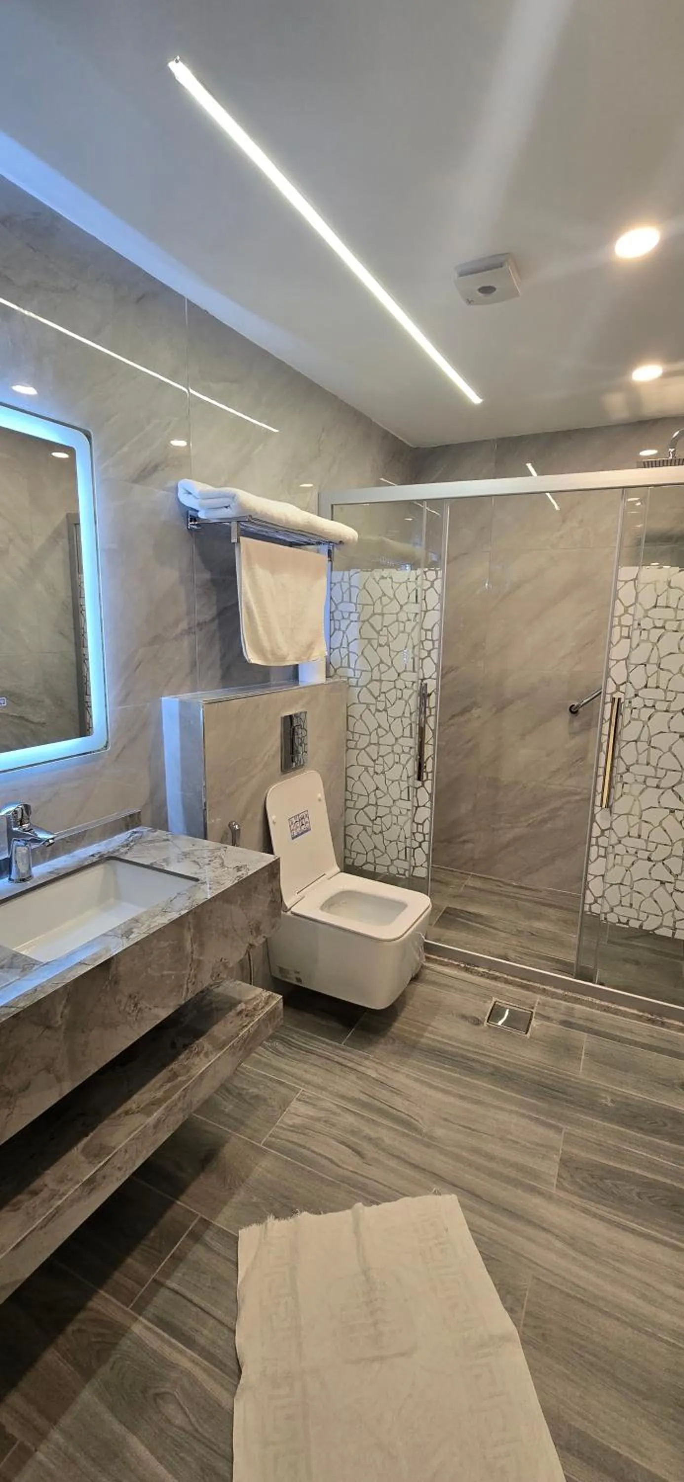 Shower in Seven Days Hotel