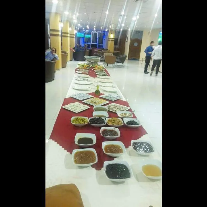 Restaurant/places to eat in Seven Days Hotel