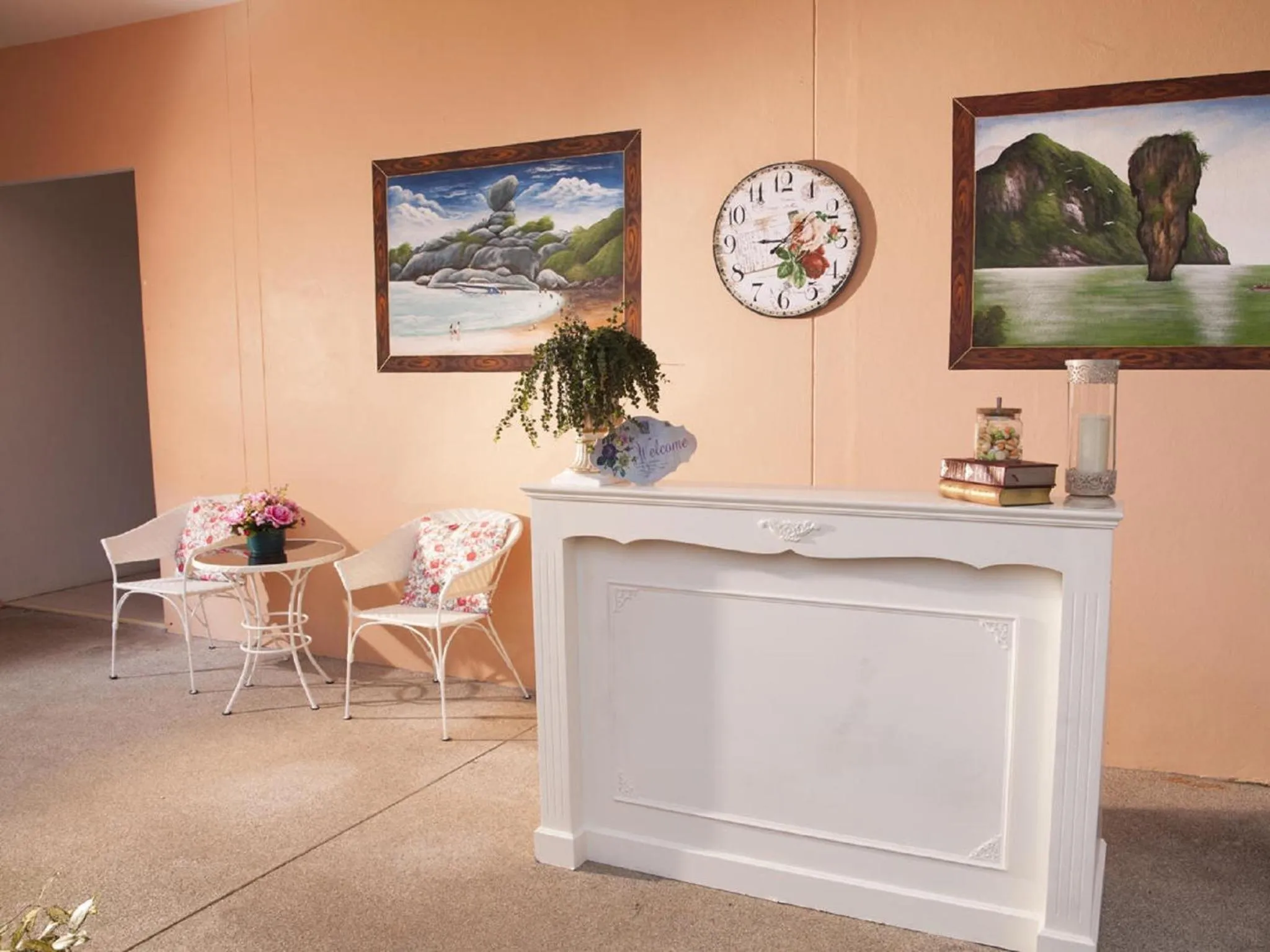 Lobby or reception in Les Fleurs House