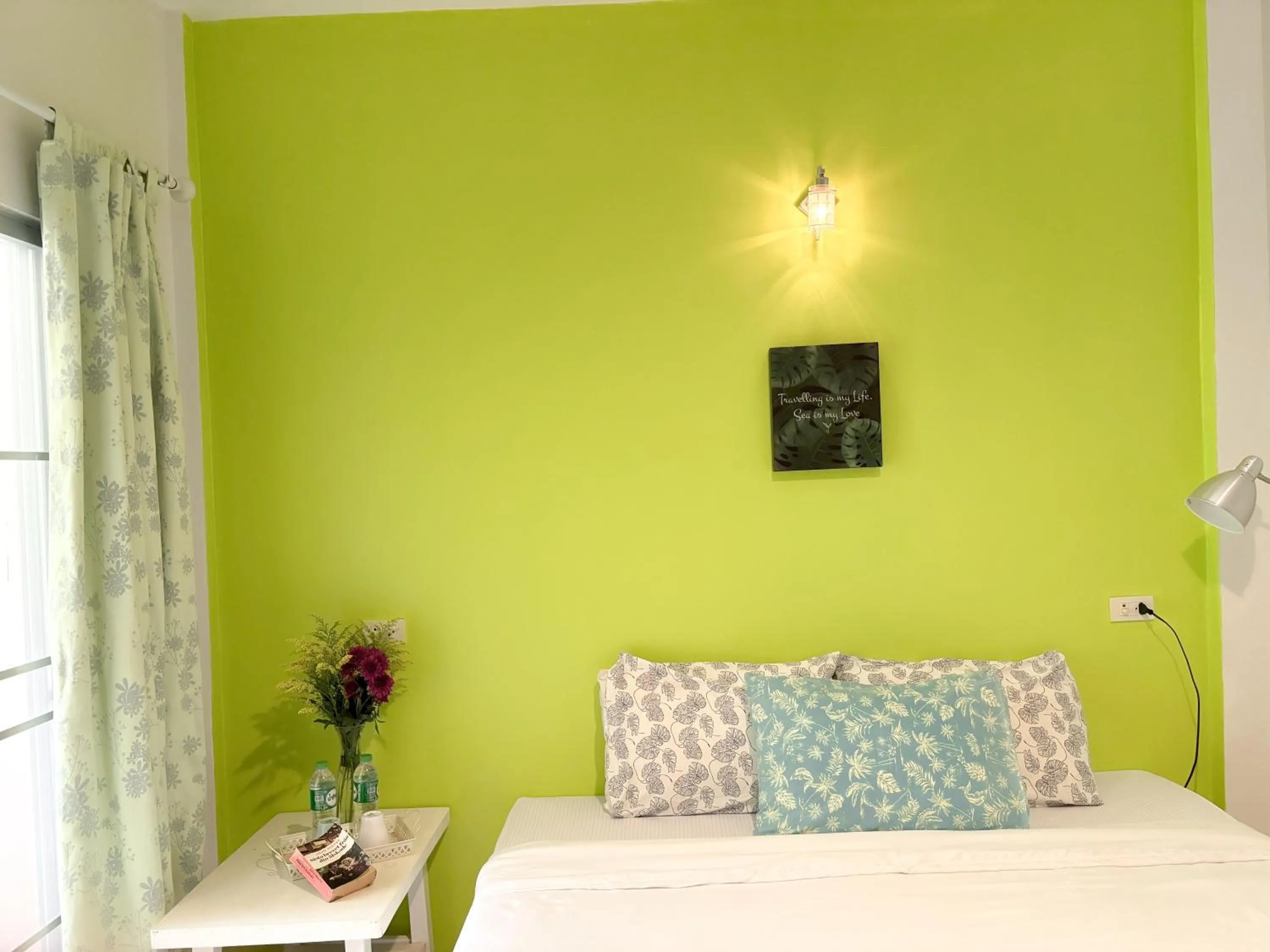 Bed in Les Fleurs House