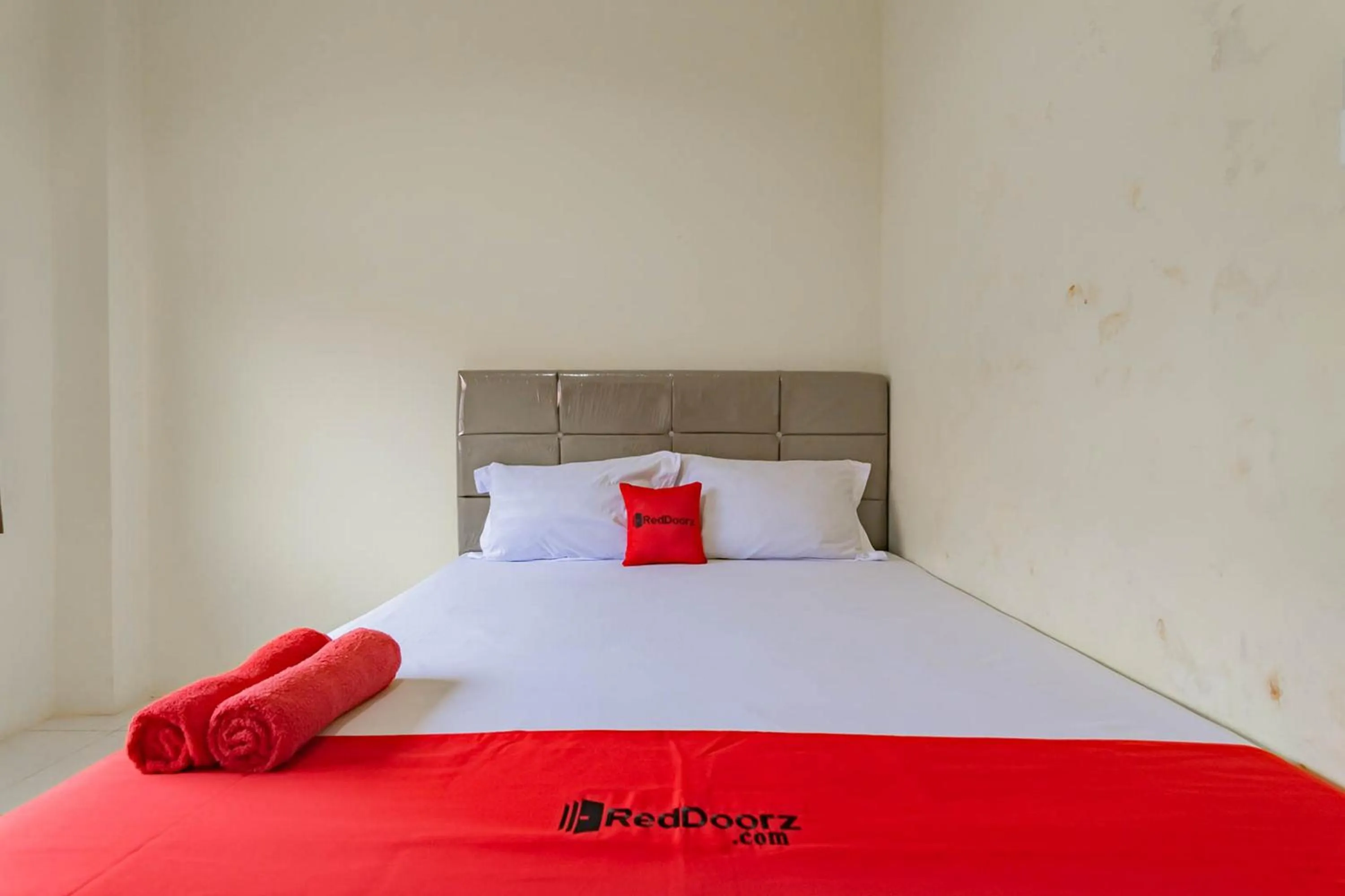 Bedroom, Bed in RedDoorz near Arka Sepinggan Airport Balikpapan