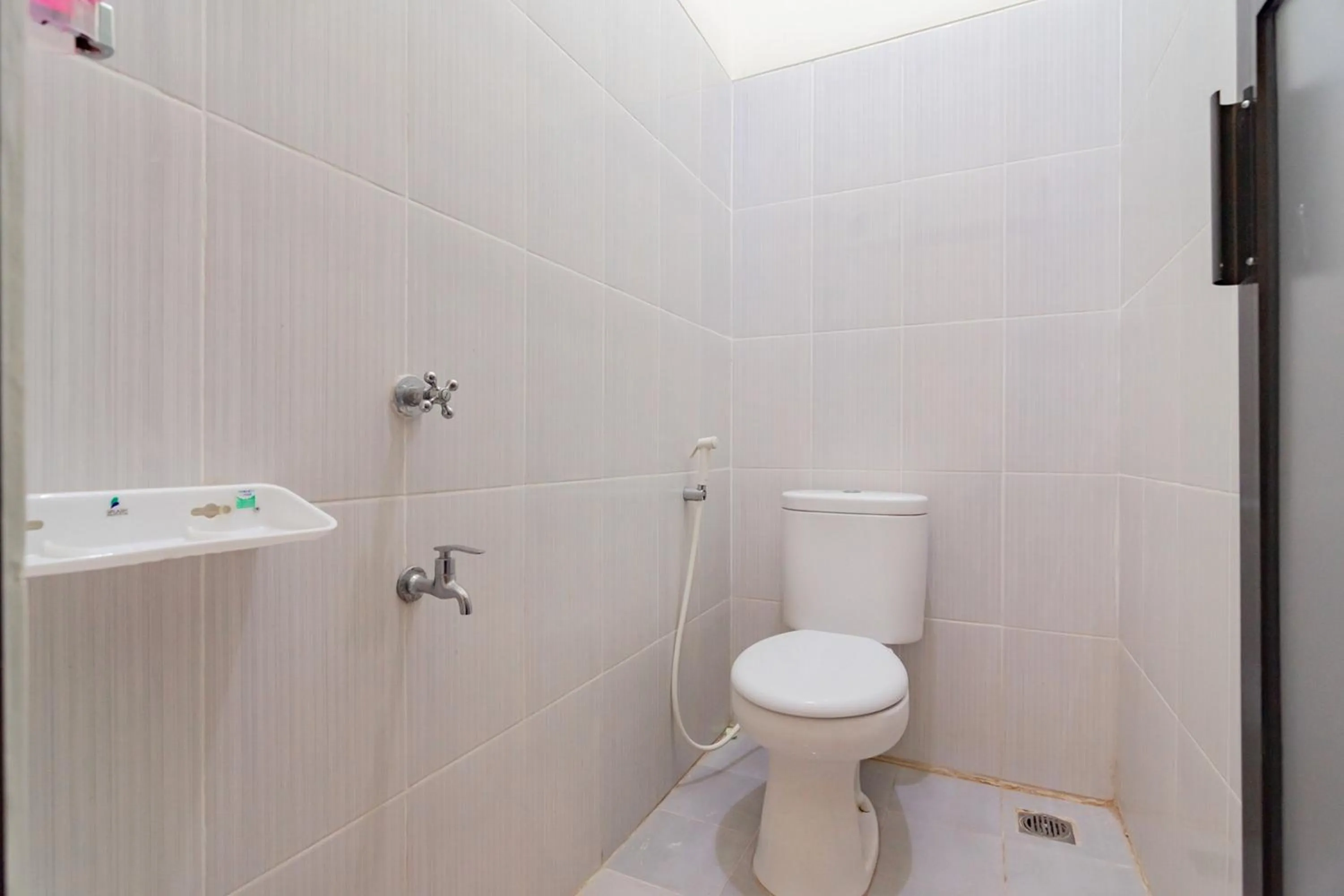 Bathroom in RedDoorz near Arka Sepinggan Airport Balikpapan