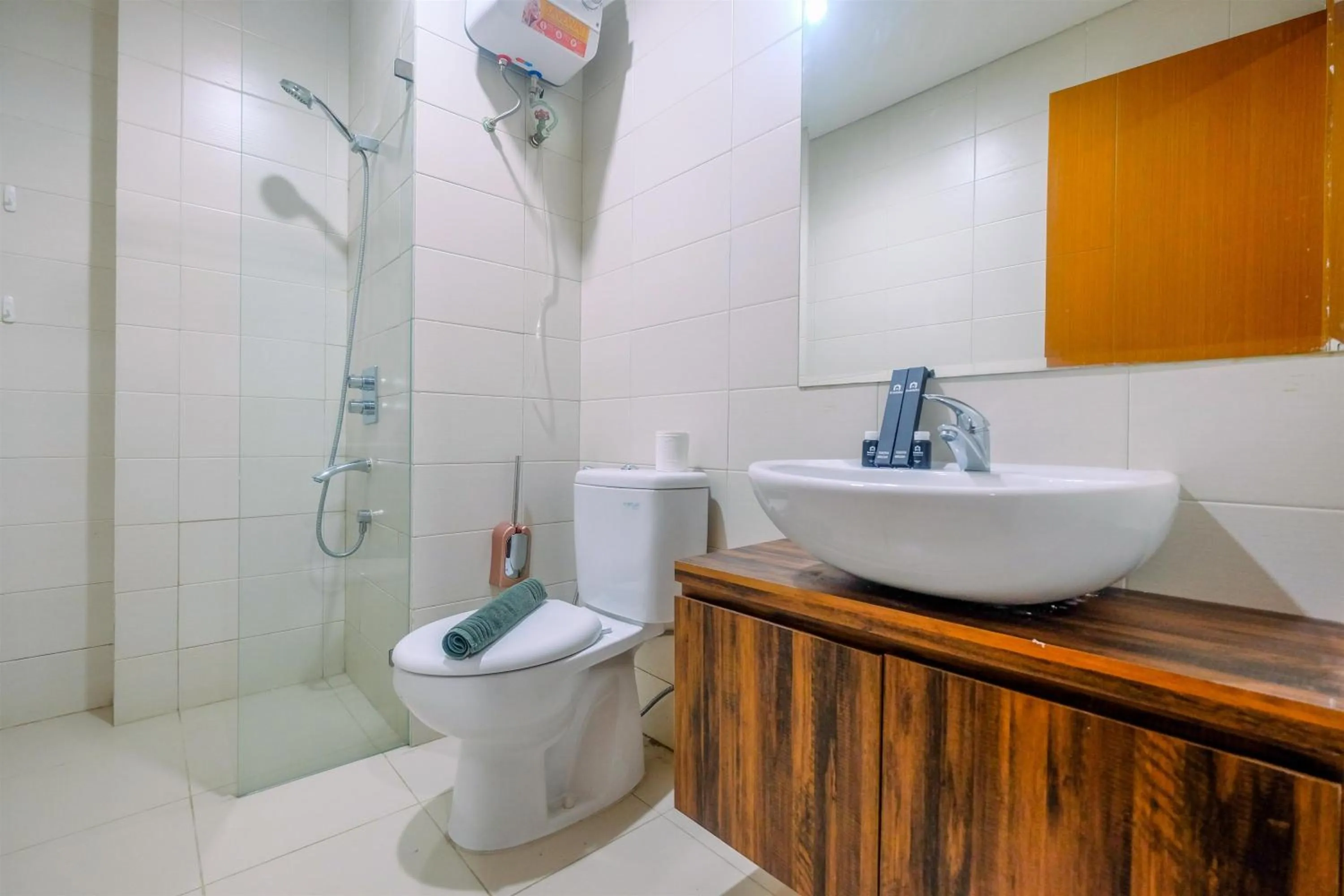 Bathroom in Fully Furnished Apartment with Comfortable Design 1BR Woodland Park Residence By Travelio