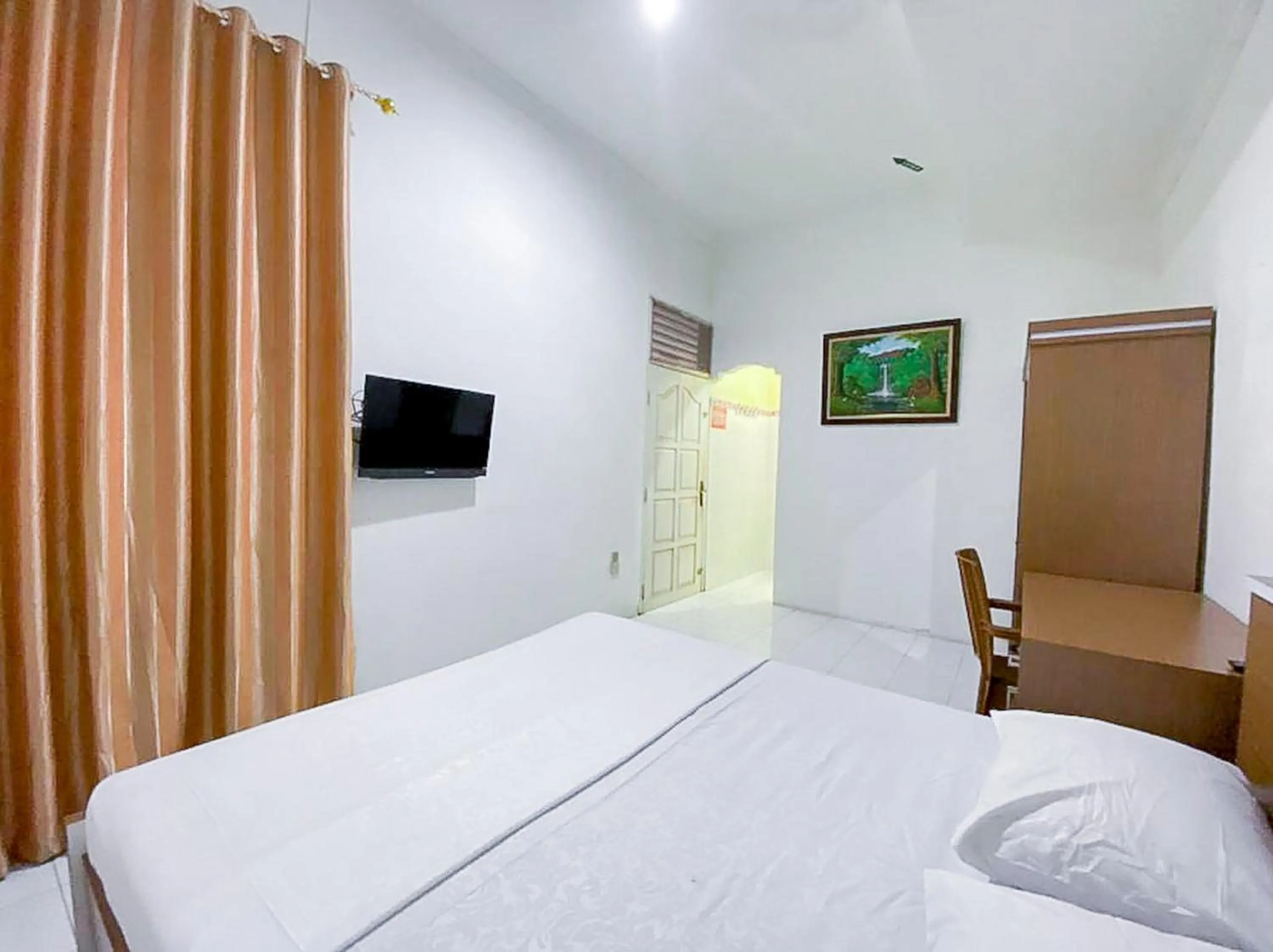 Bed in Damigalova Guest House Mitra RedDoorz