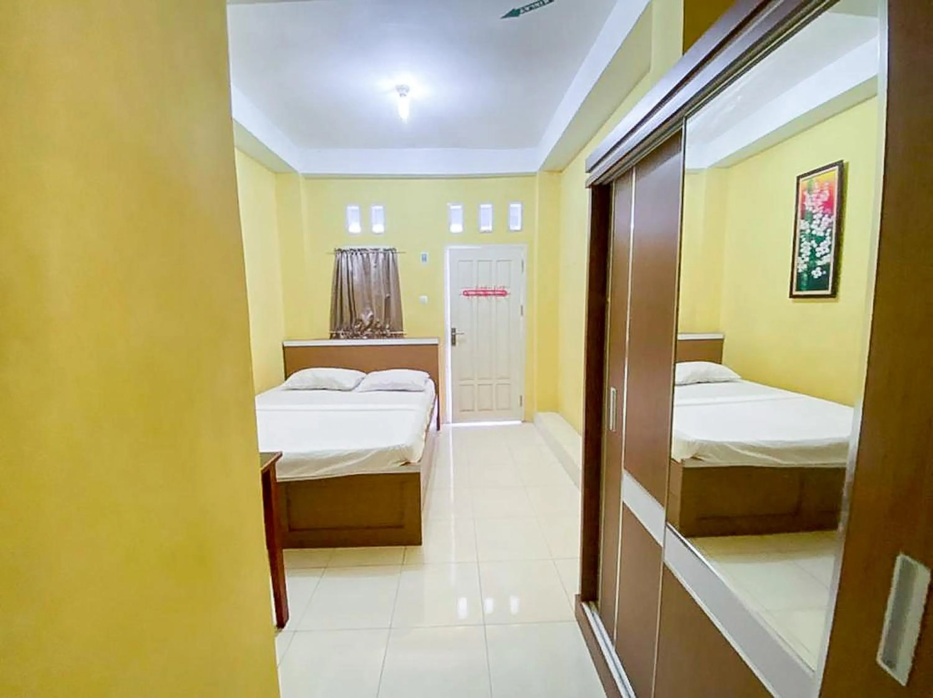 Bed in Damigalova Guest House Mitra RedDoorz