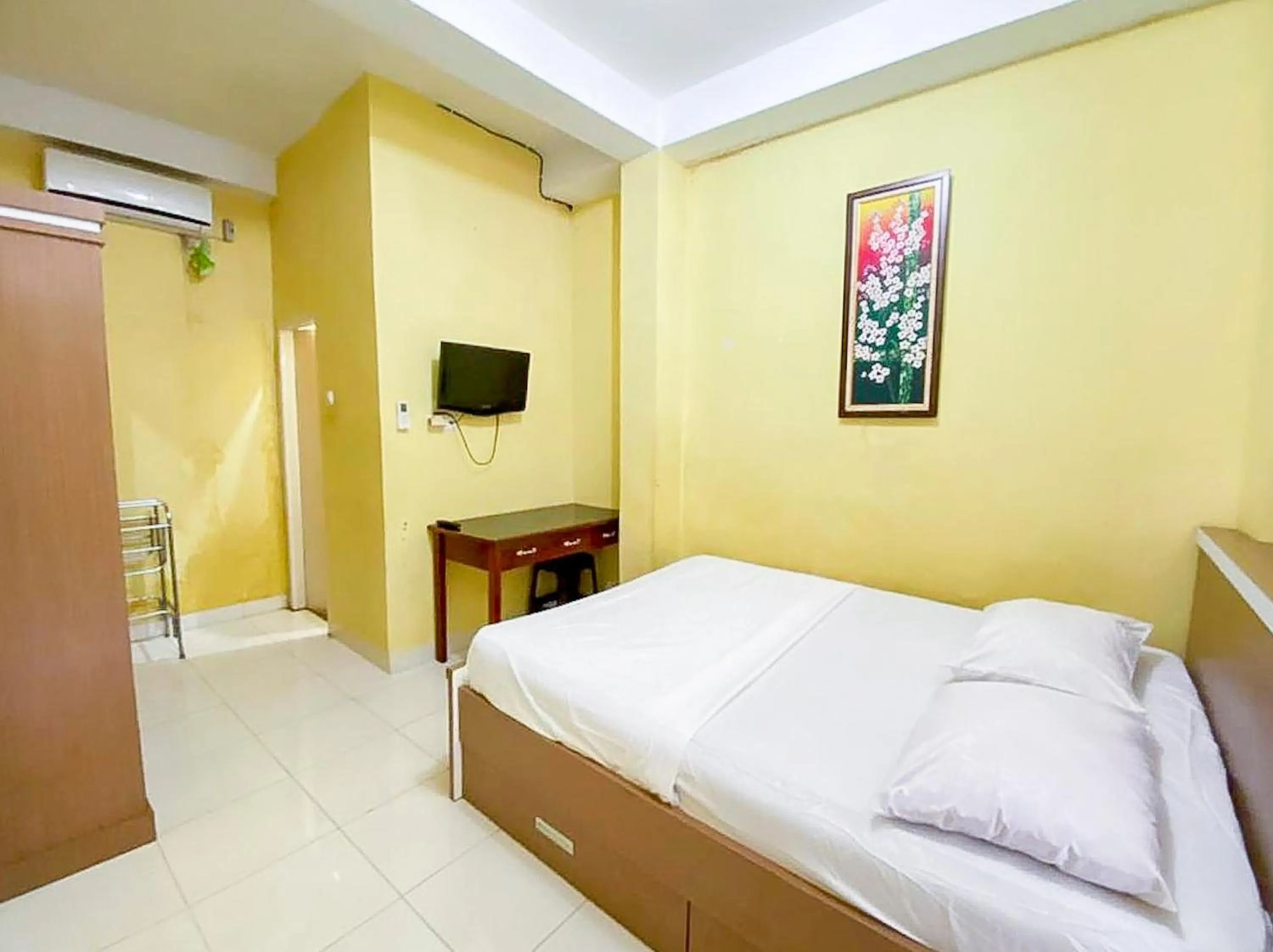Bed in Damigalova Guest House Mitra RedDoorz