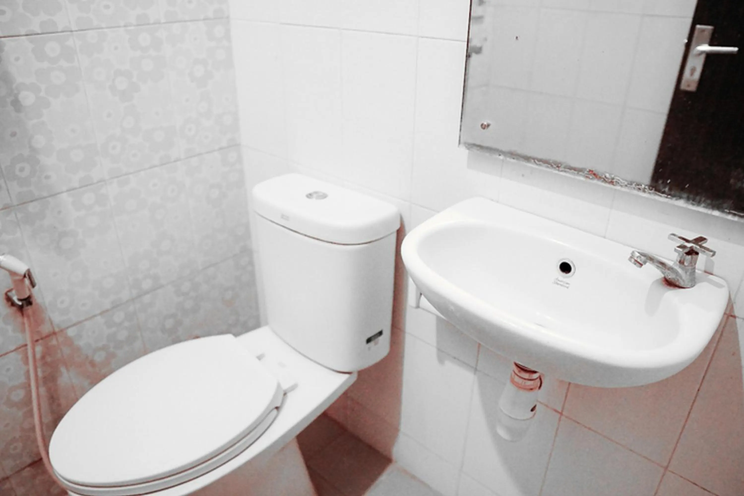 Bathroom in Audah Syariah Residence Mitra RedDoorz