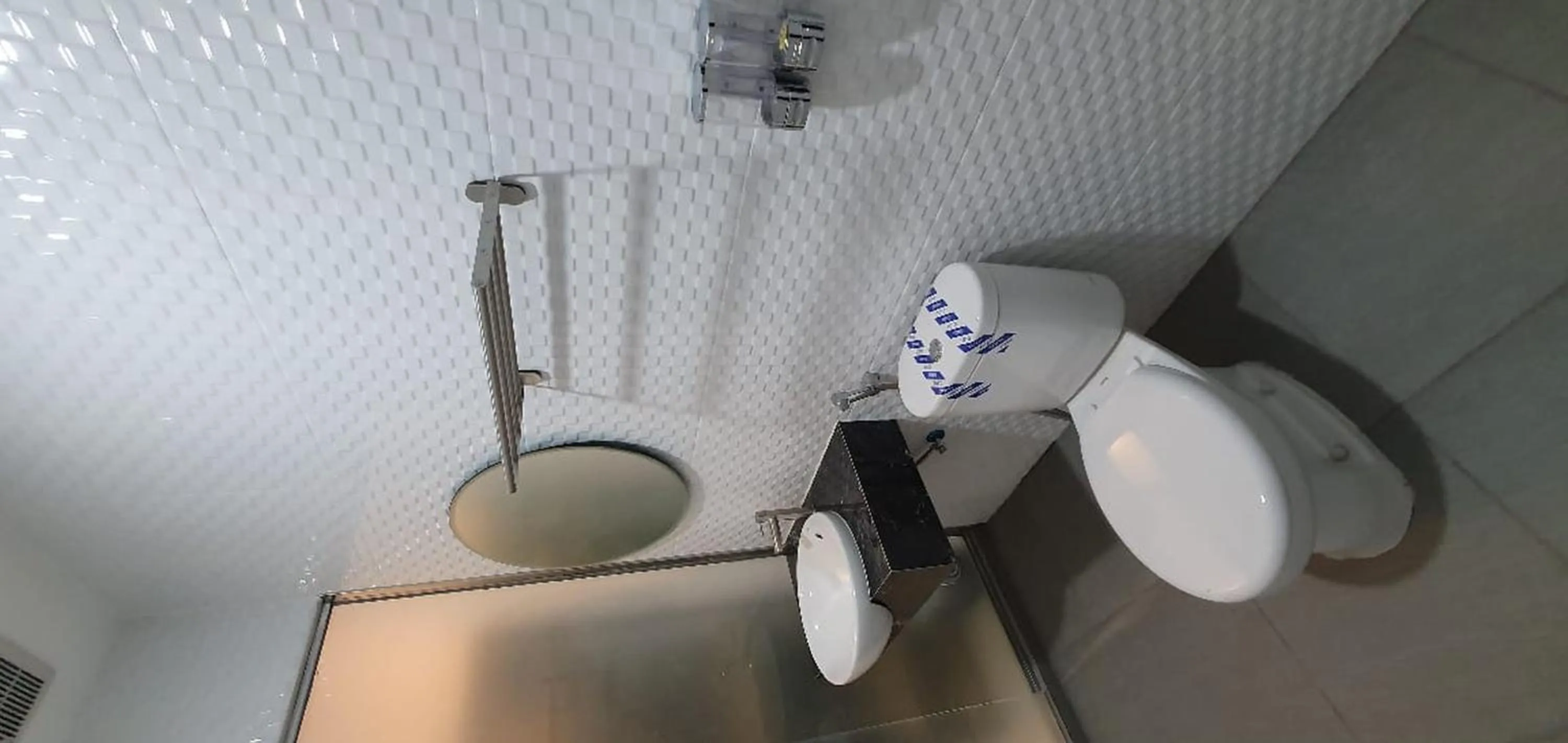 Bathroom in RedDoorz Plus near Siloam Hospital Balikpapan