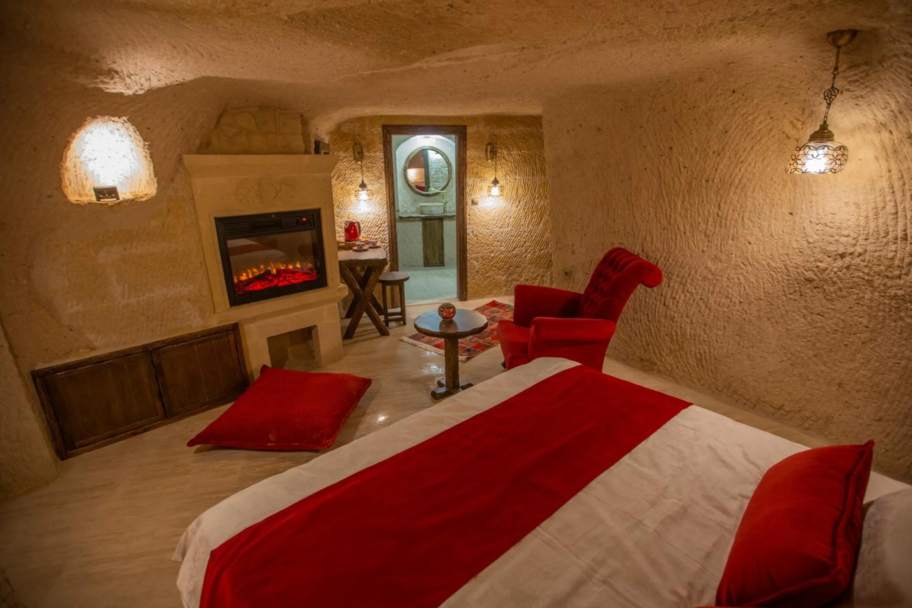 Photo of the whole room, Bed in Mak's Cave House