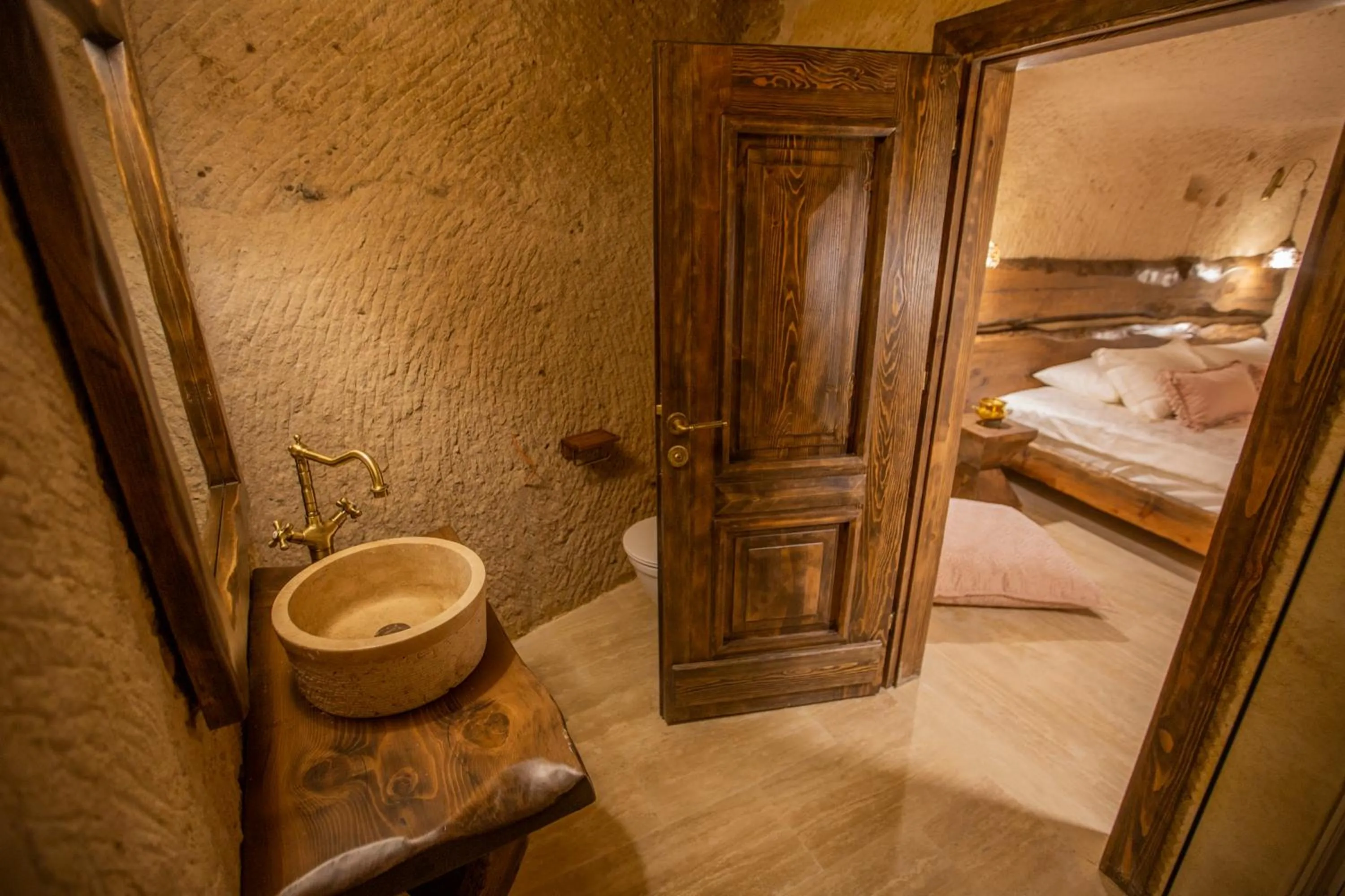 Bathroom, Bed in Mak's Cave House