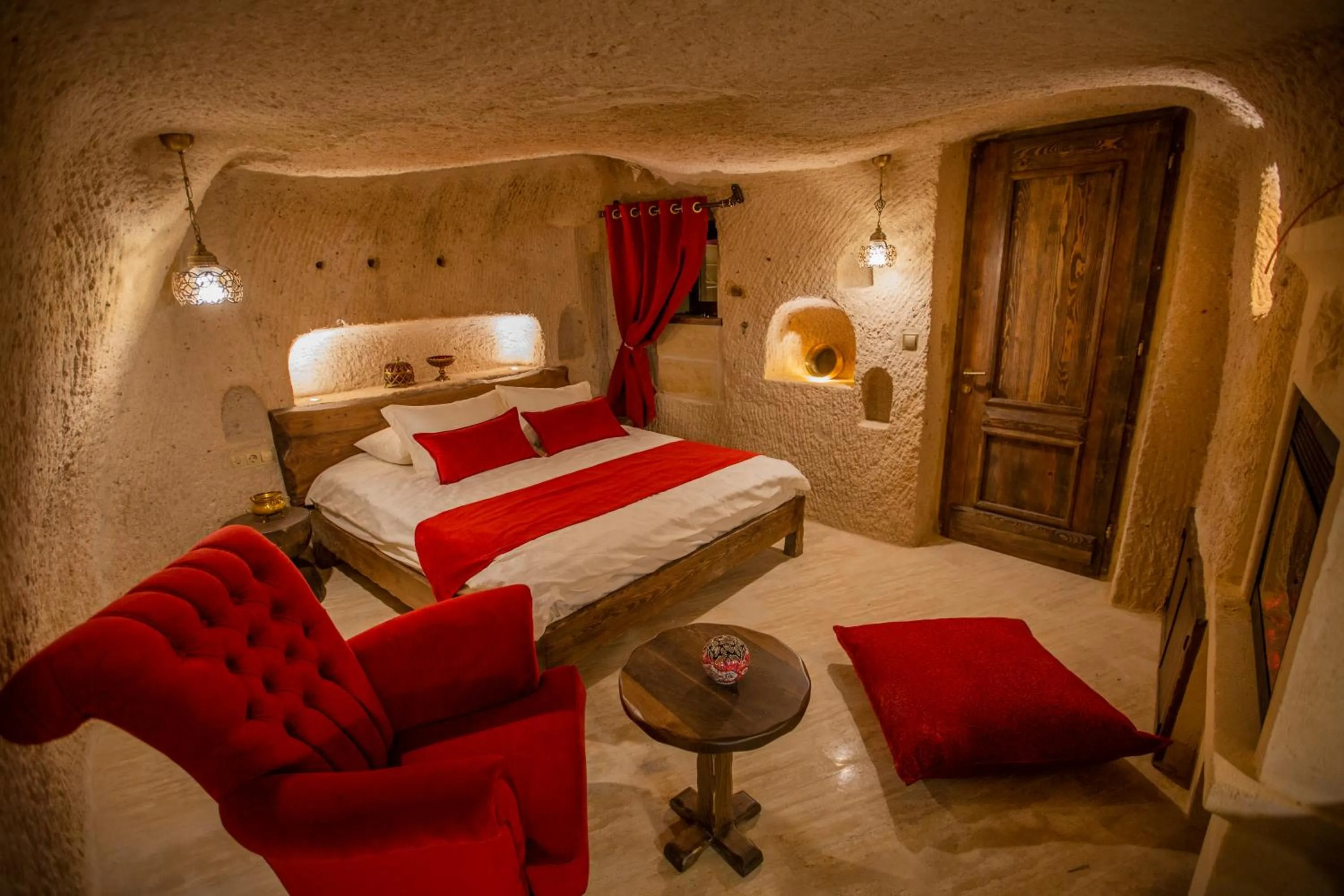 Photo of the whole room, Bed in Mak's Cave House