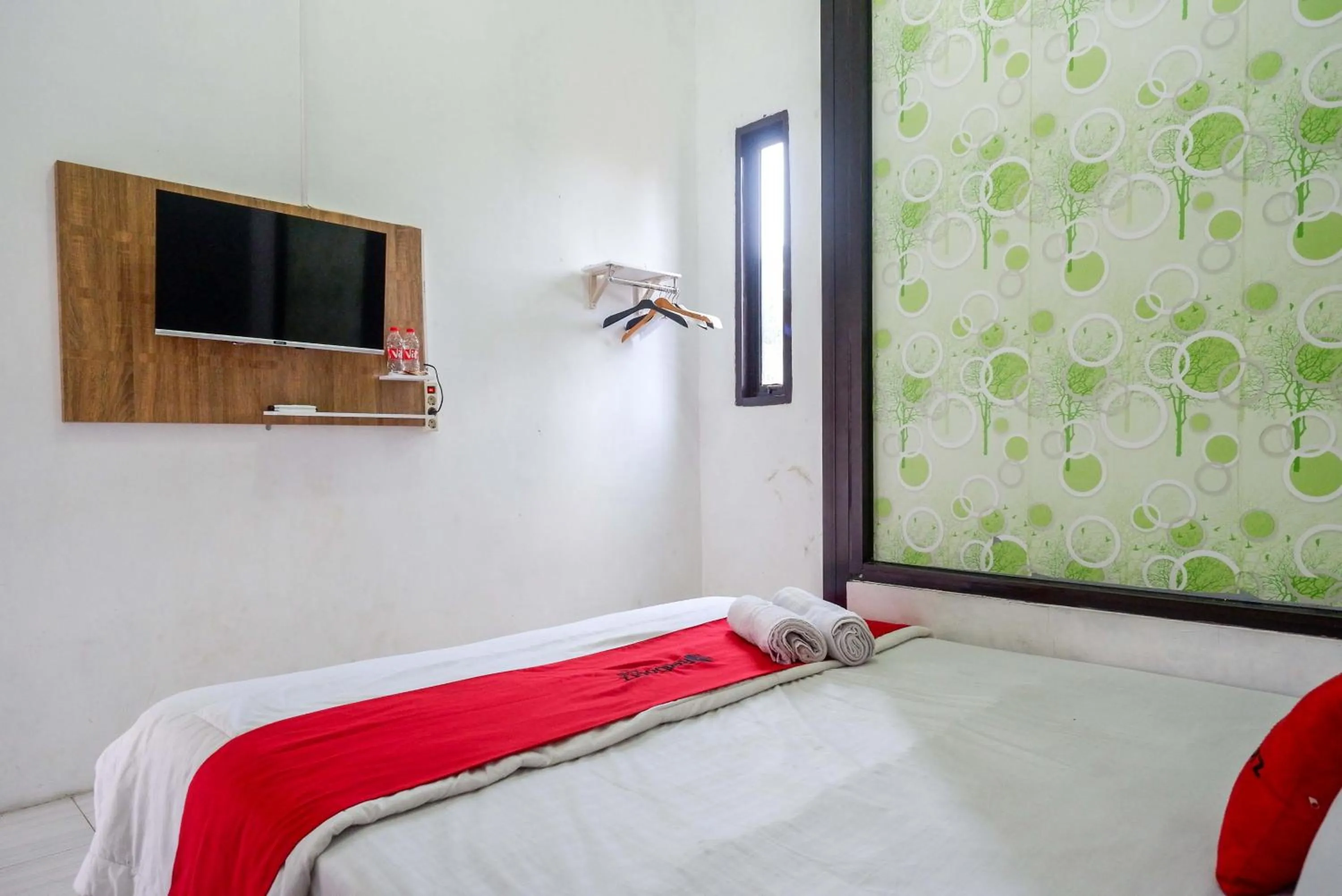 Bedroom, Bed in RedDoorz Syariah near Alun Alun Kajen