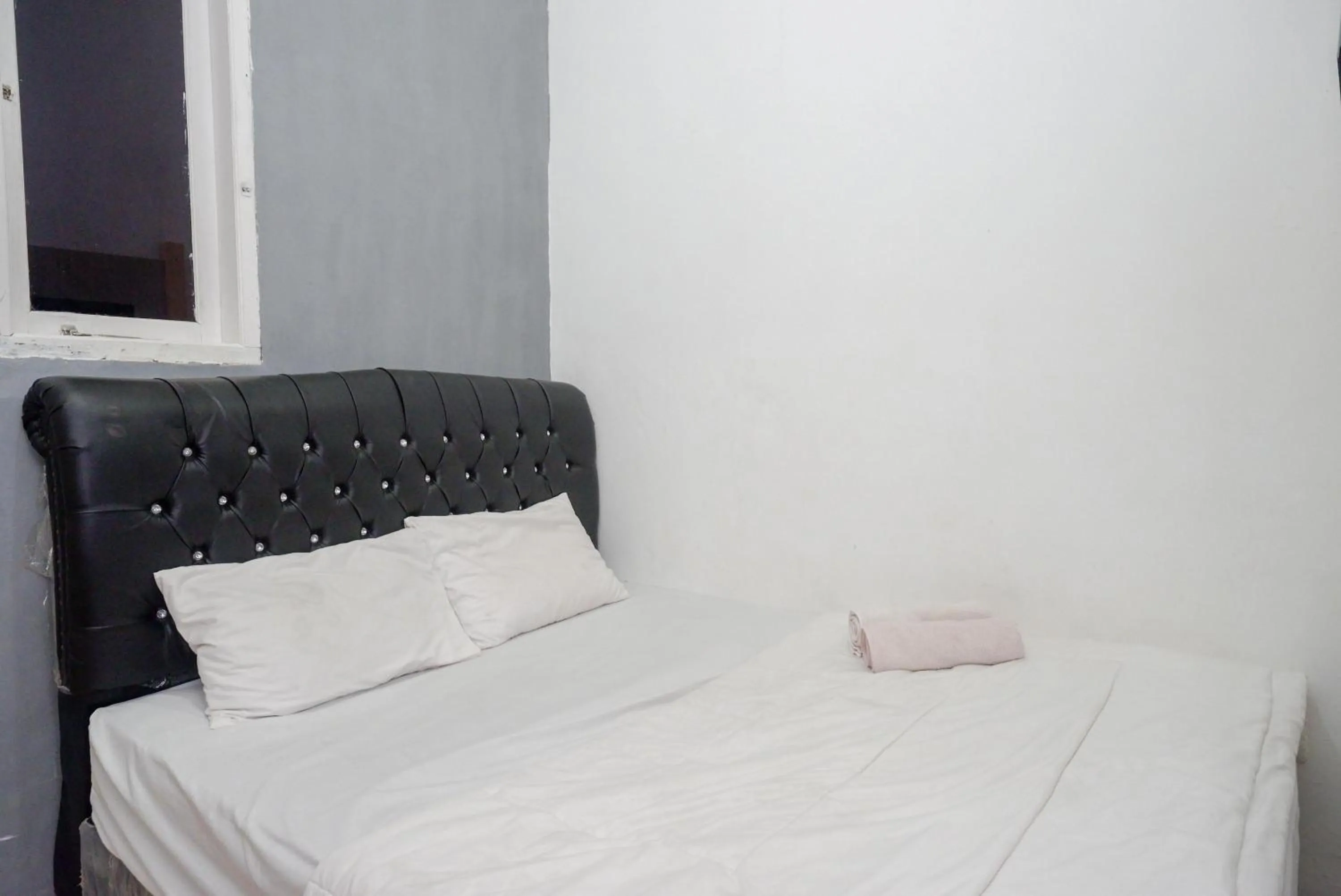 Bedroom, Bed in RedDoorz Syariah near Alun Alun Kajen