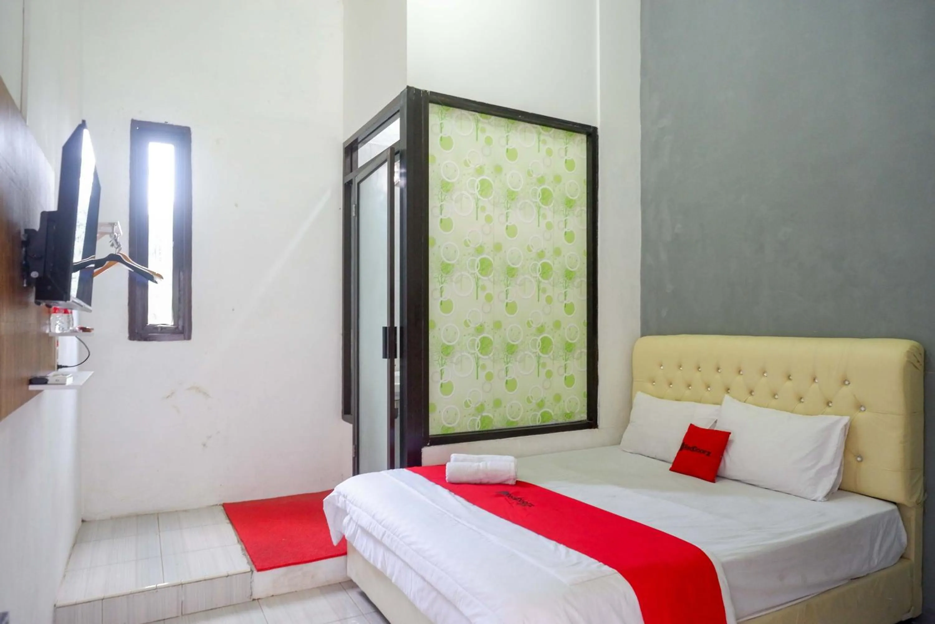 Bedroom, Bed in RedDoorz Syariah near Alun Alun Kajen