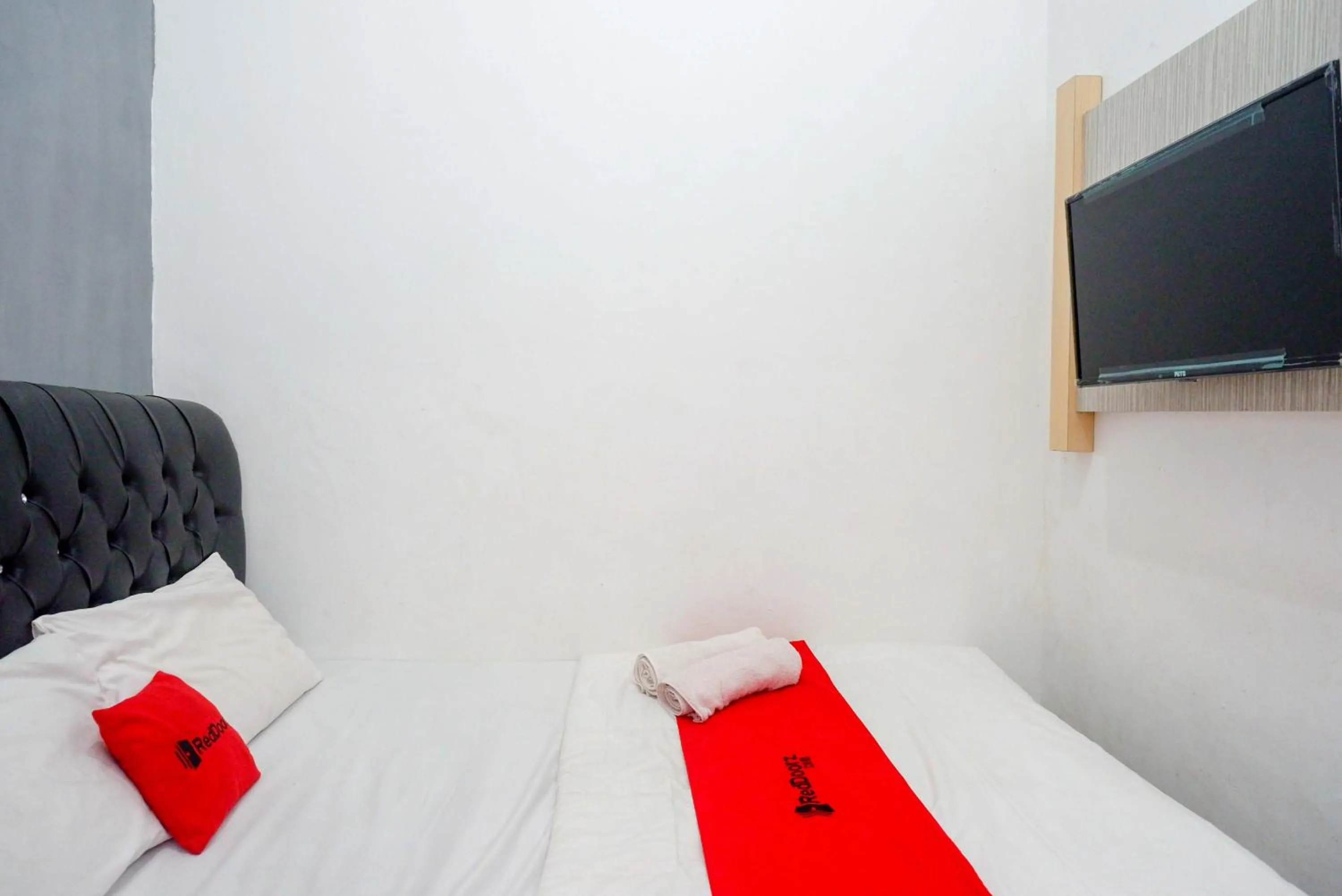 Bedroom, Bed in RedDoorz Syariah near Alun Alun Kajen