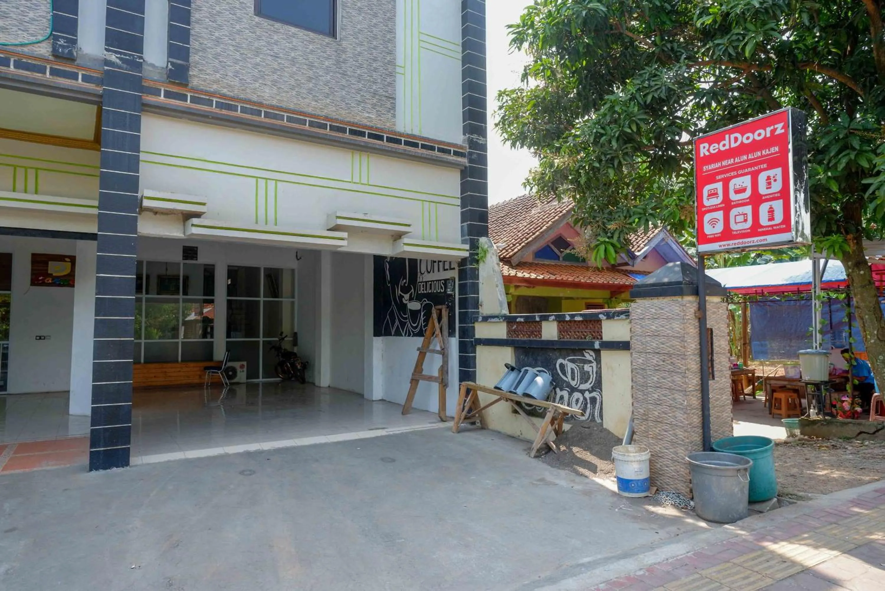 Property logo or sign in RedDoorz Syariah near Alun Alun Kajen