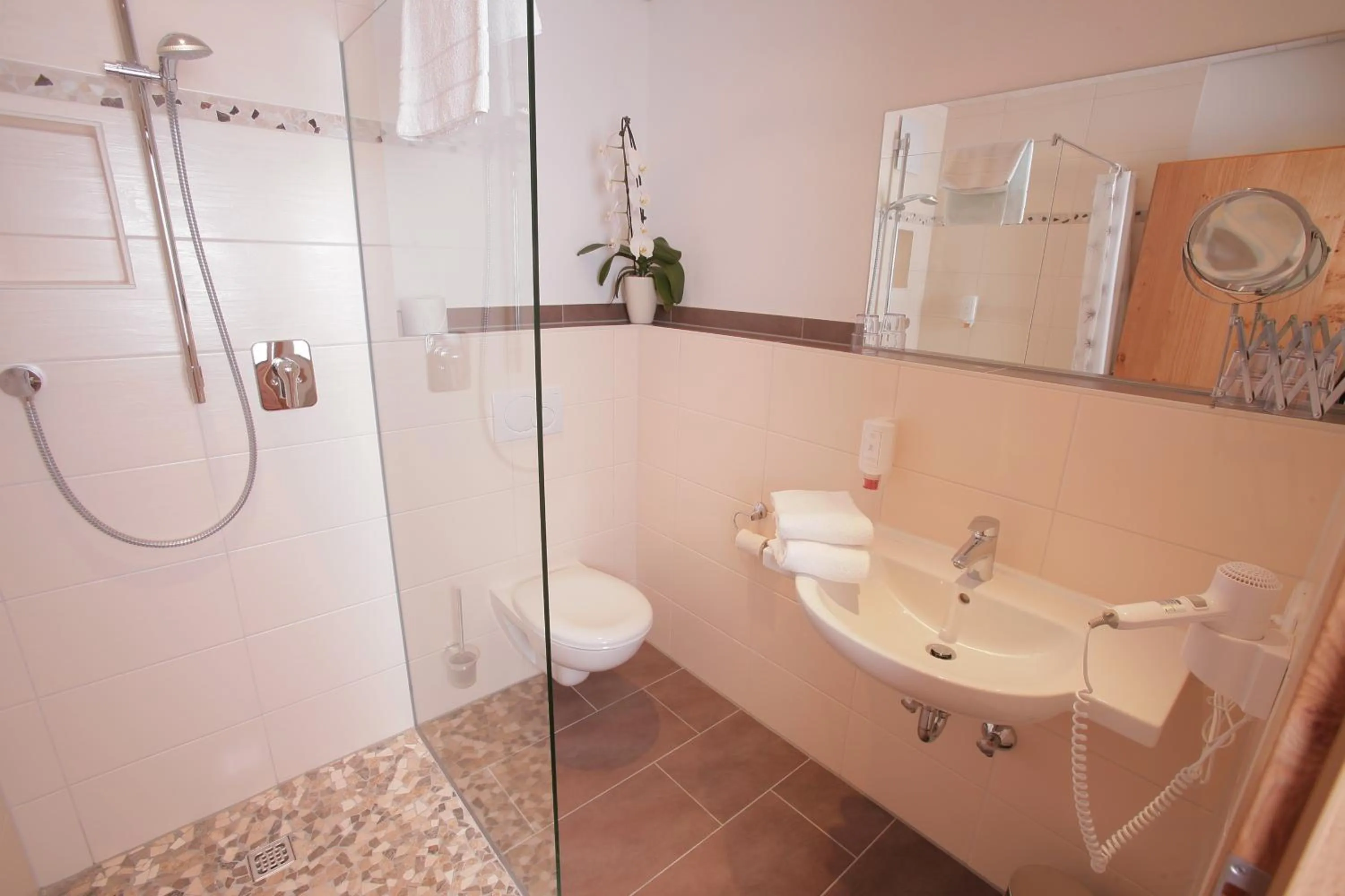 Bathroom in Pension Schweizerhaus Garni
