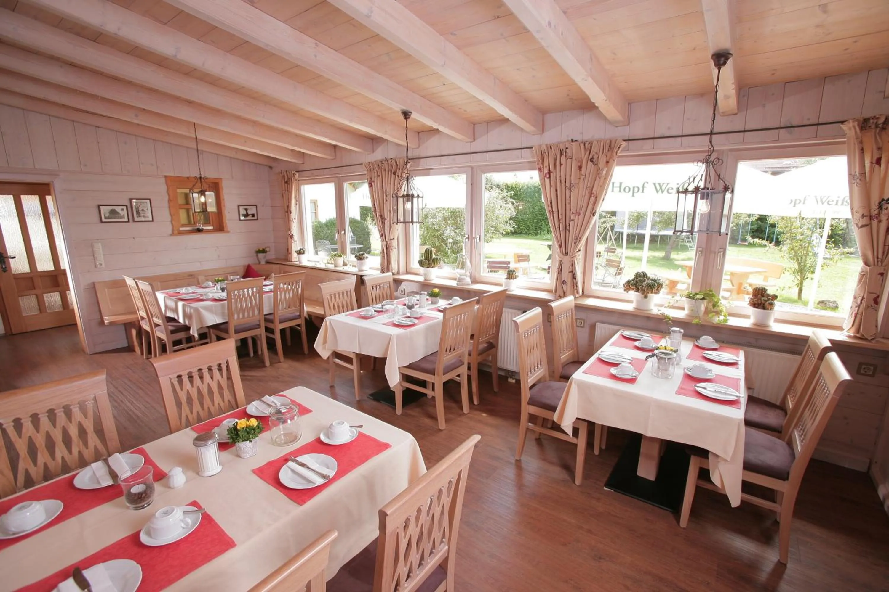 Restaurant/places to eat in Pension Schweizerhaus Garni
