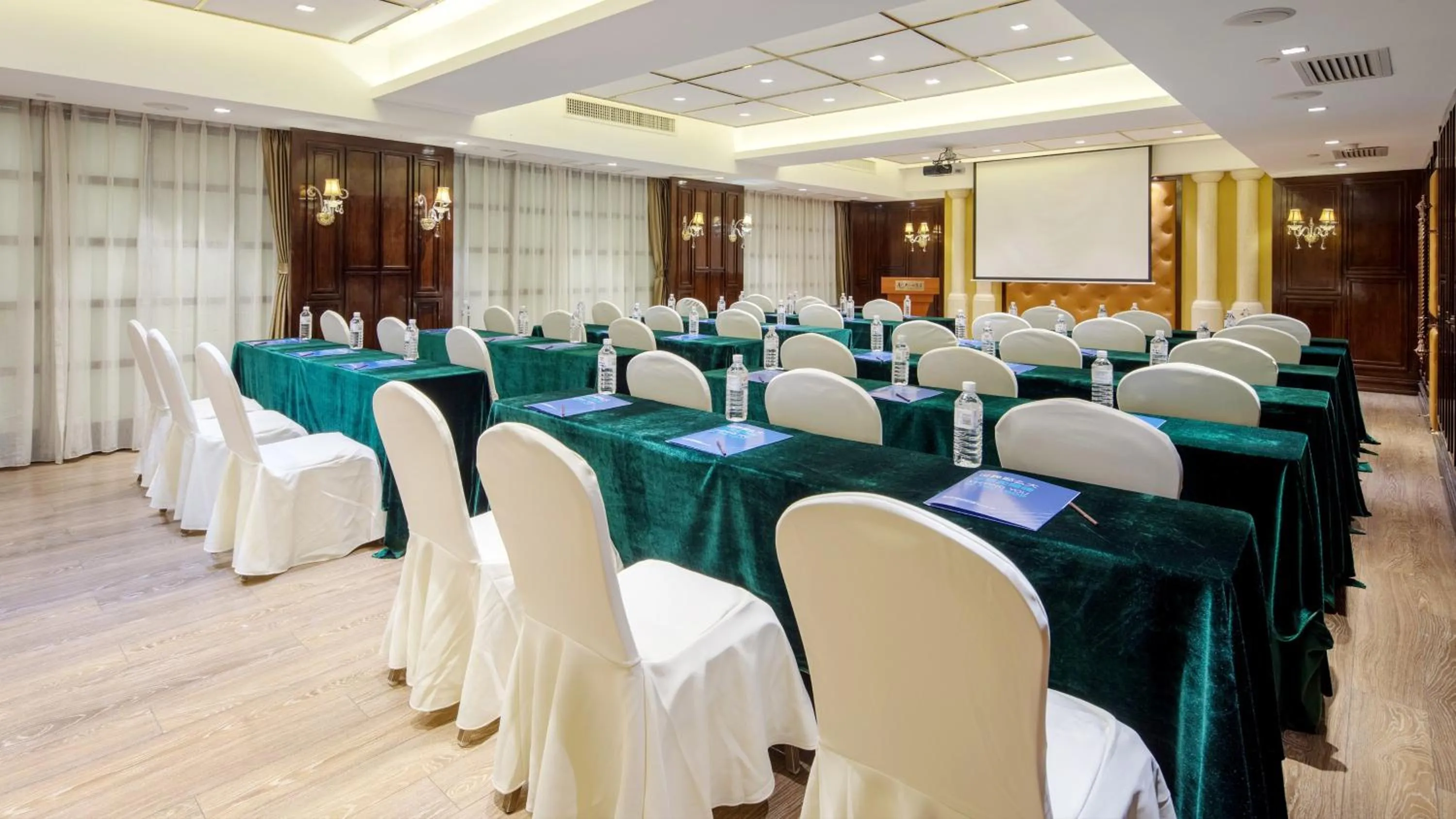 Meeting/conference room in Holiday Inn Express Xiamen LuShan