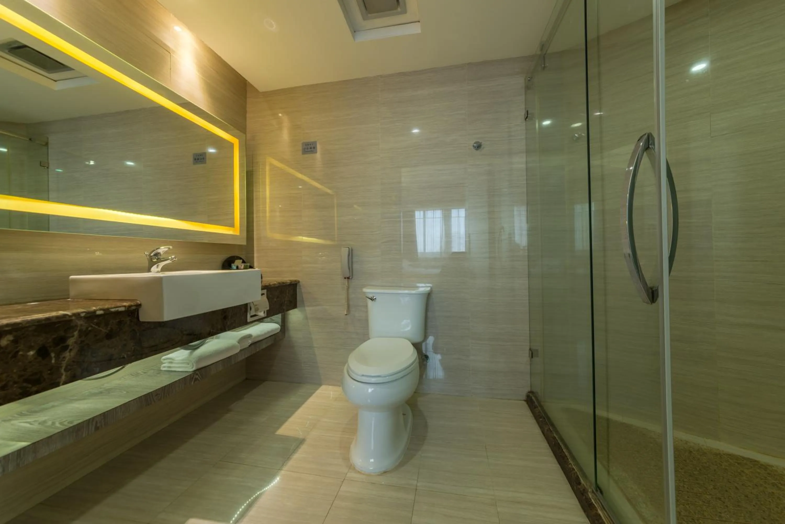 Shower in Holiday Inn Express Xiamen LuShan