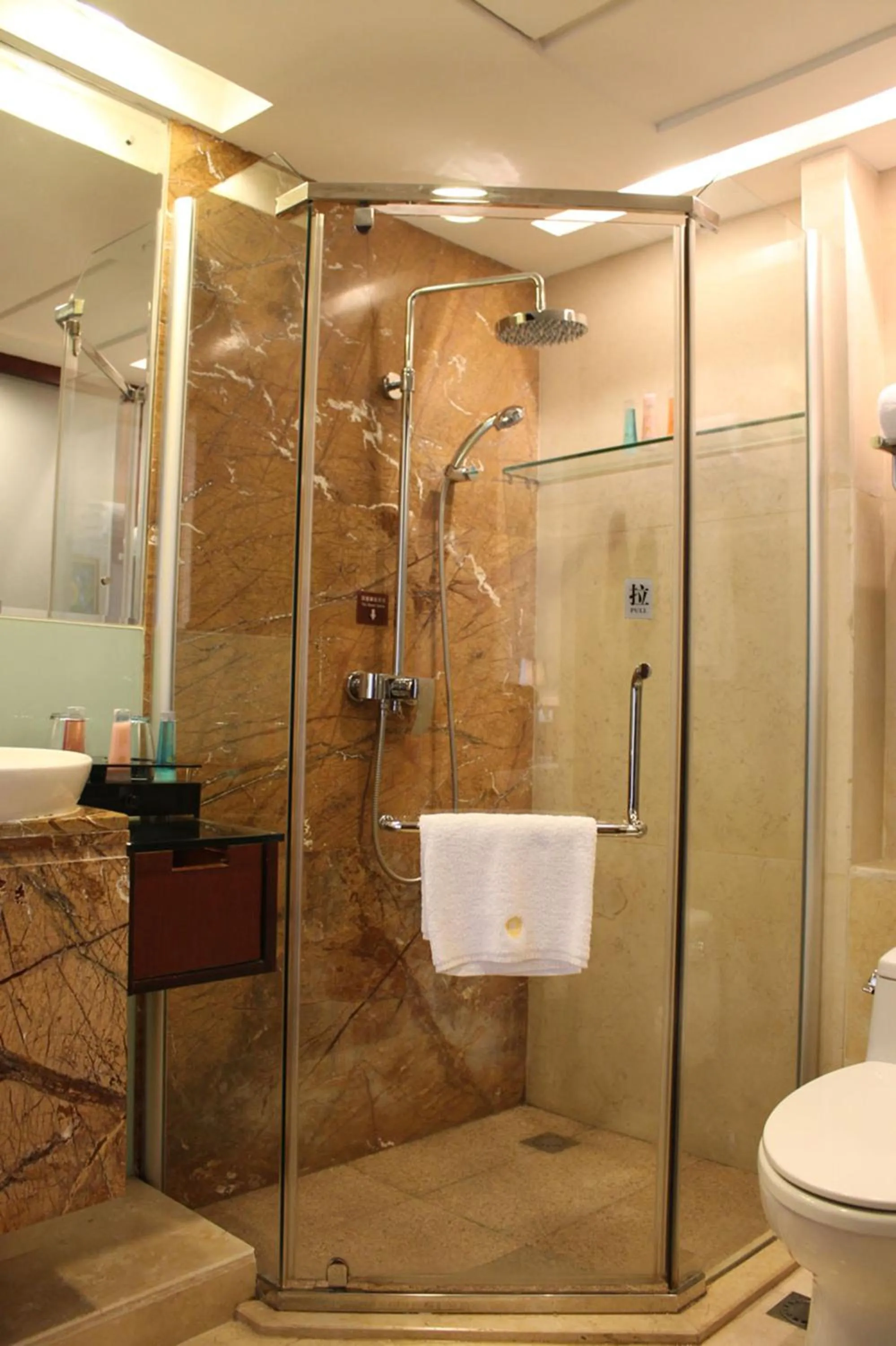 Shower in Holiday Inn Express Xiamen LuShan