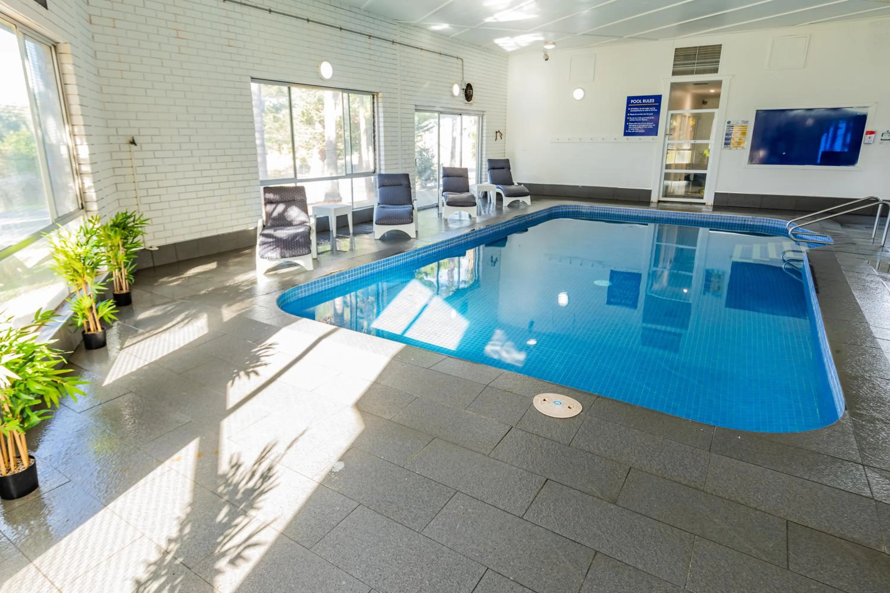 Evening entertainment in Eden Motel