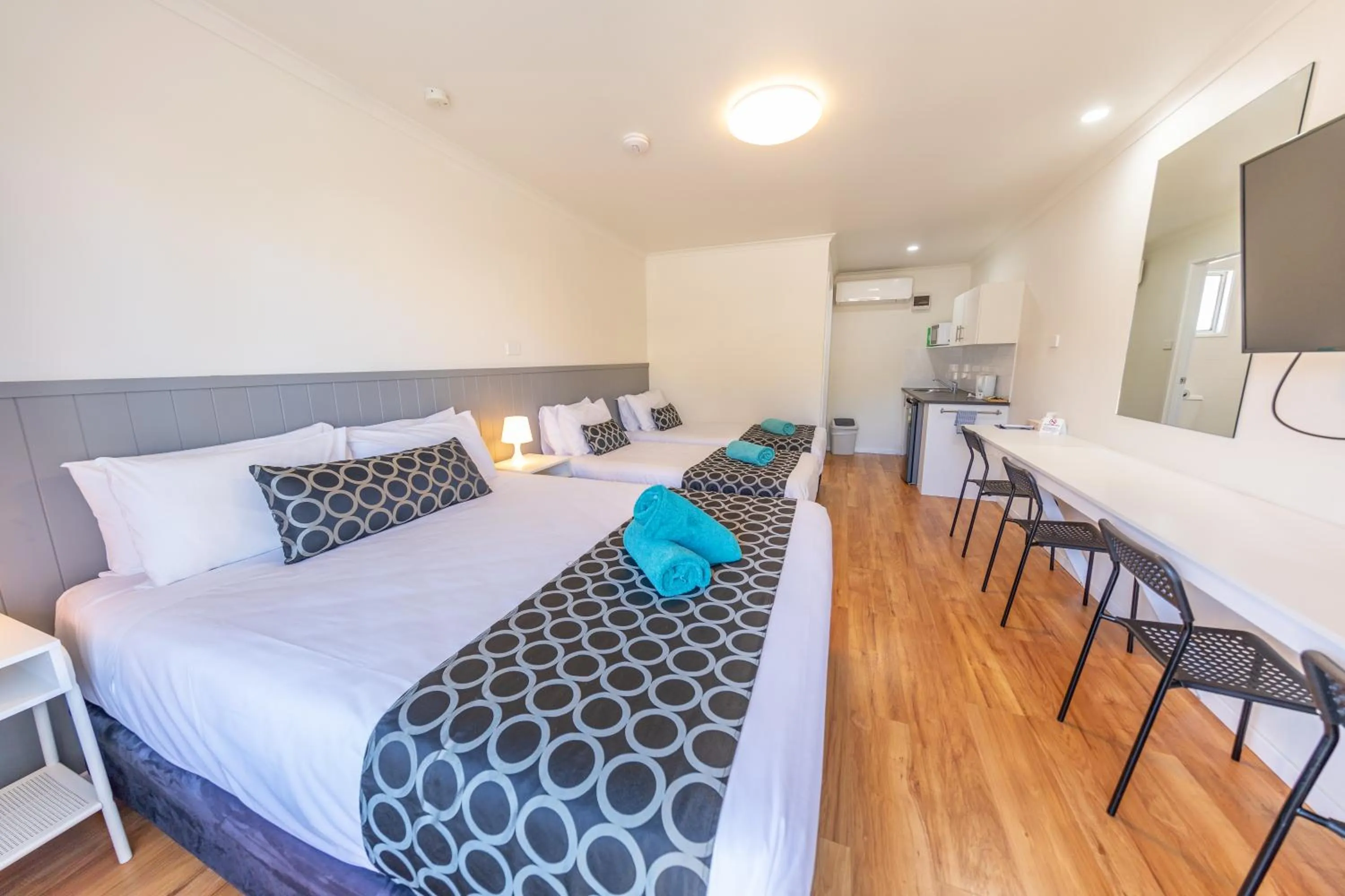 Family, Bed in Eden Motel