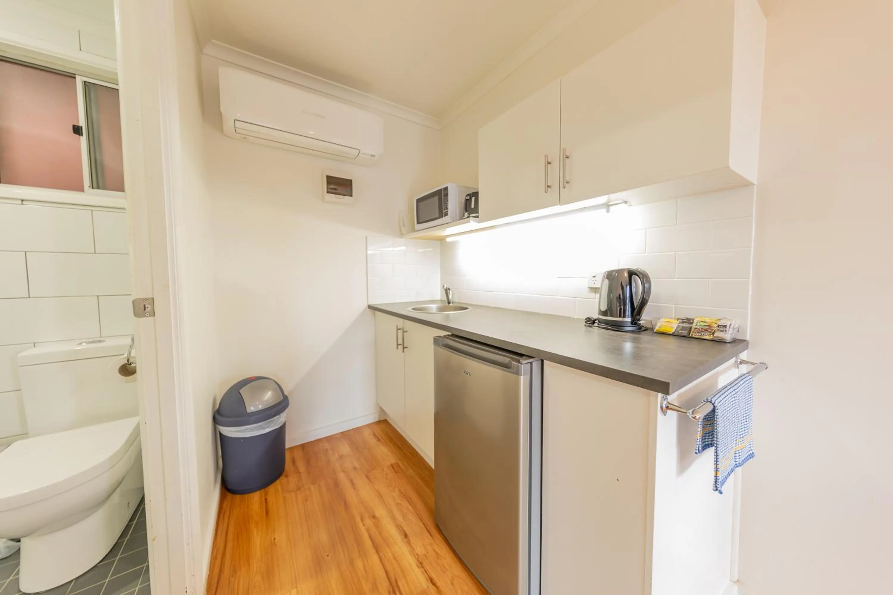 Kitchen or kitchenette in Eden Motel