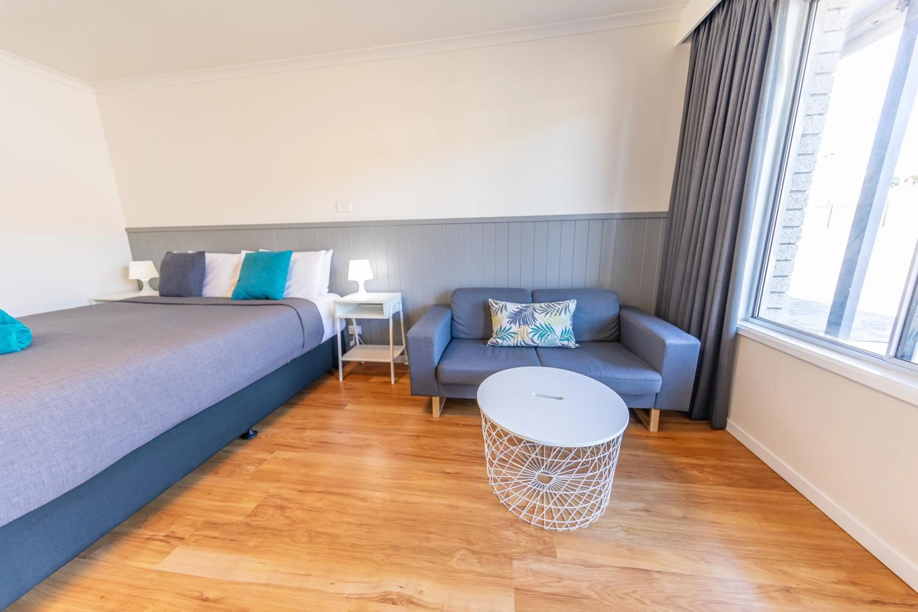 Seating area, Bed in Eden Motel