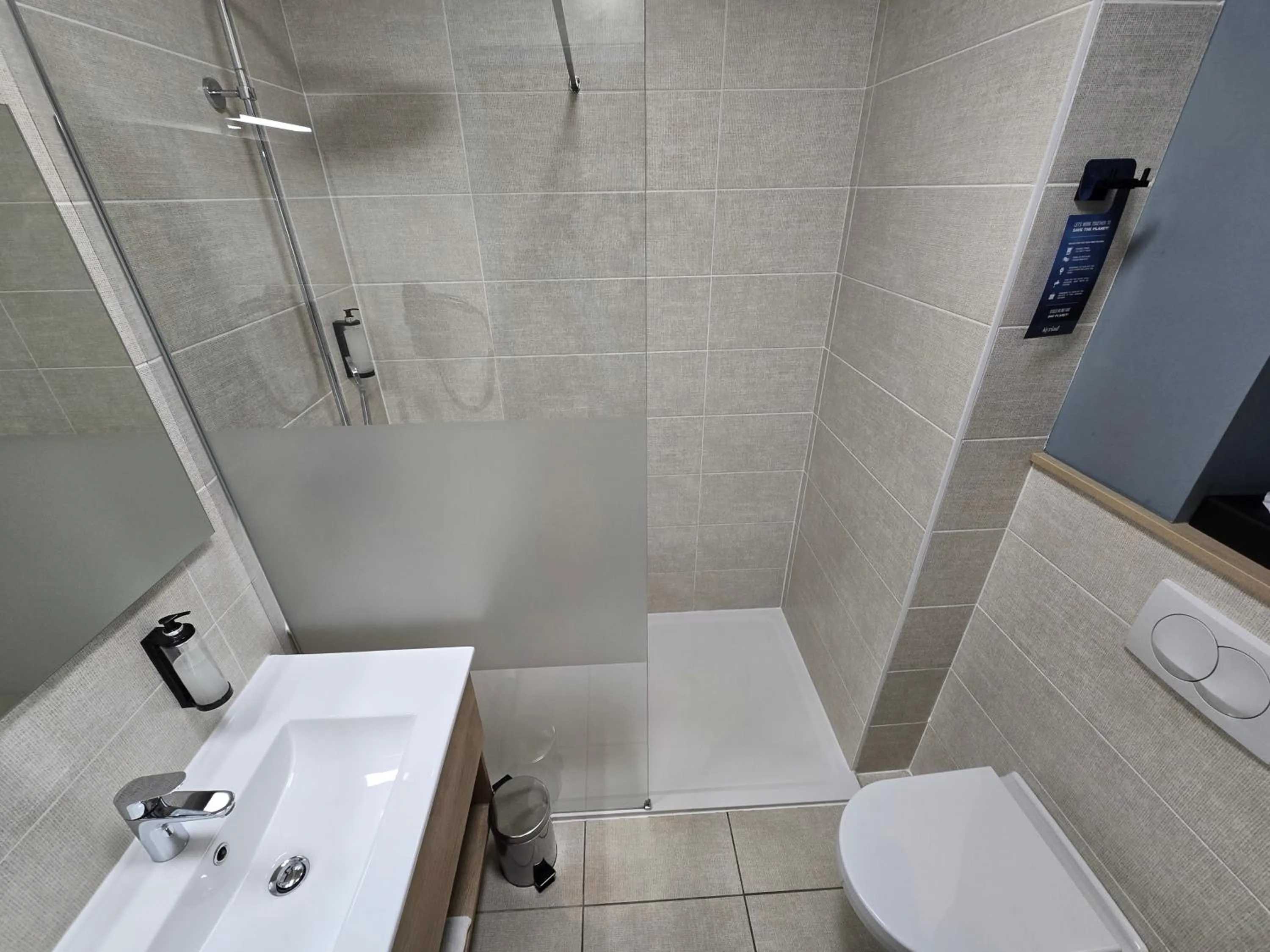 Shower in Kyriad Bordeaux Nord Sainte Eulalie