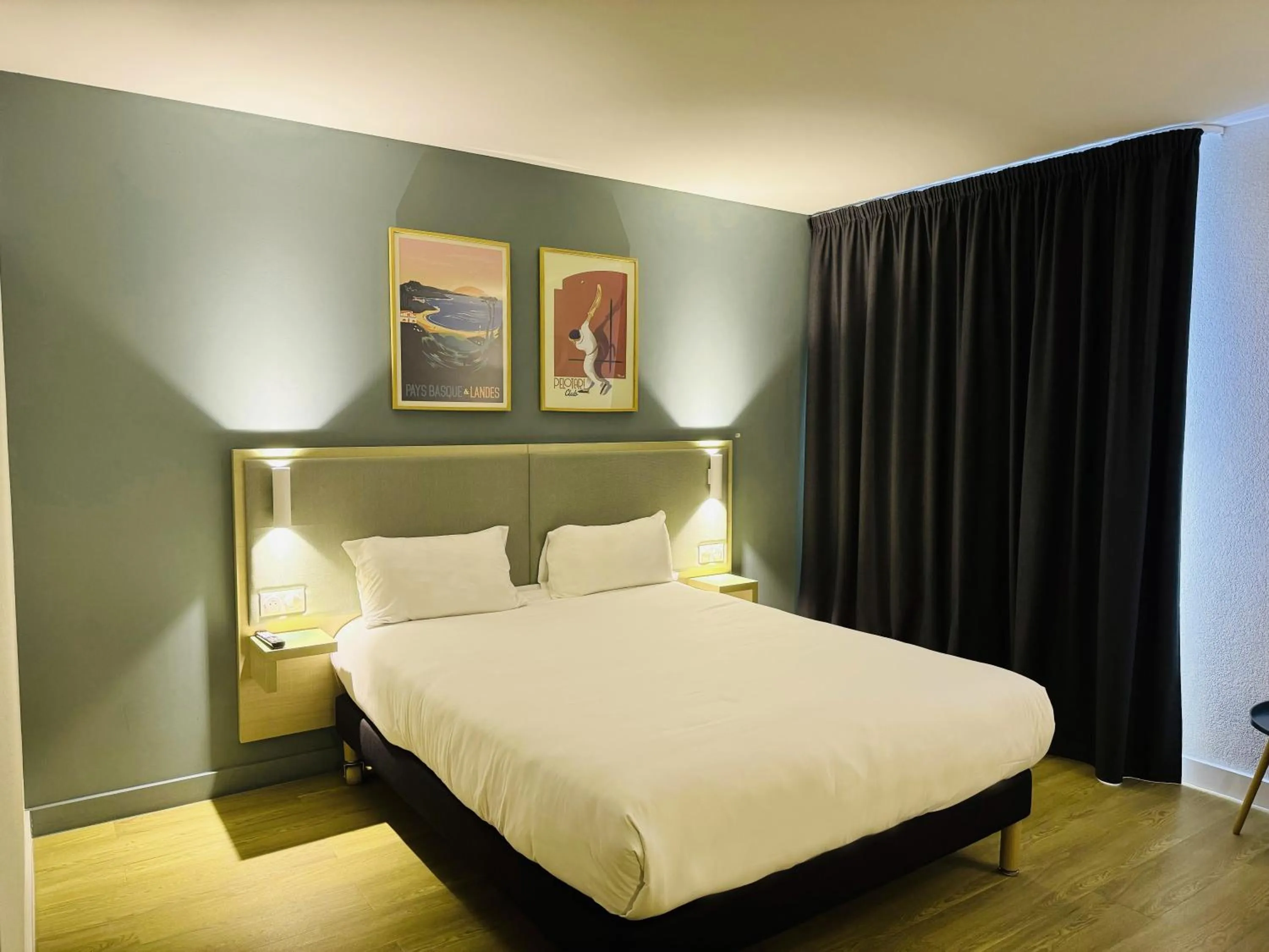 Photo of the whole room, Bed in Kyriad Bordeaux Nord Sainte Eulalie