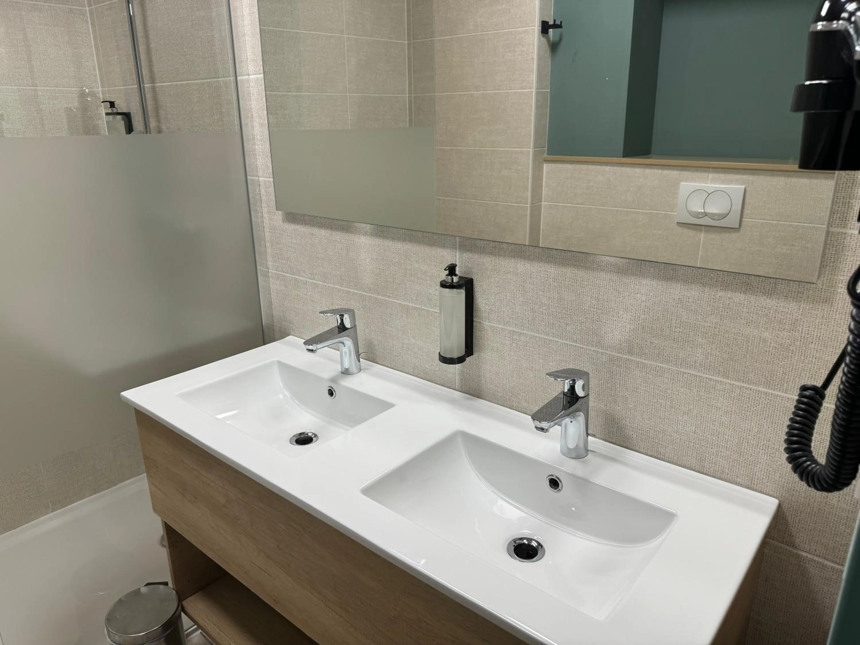 Bathroom in Kyriad Bordeaux Nord Sainte Eulalie