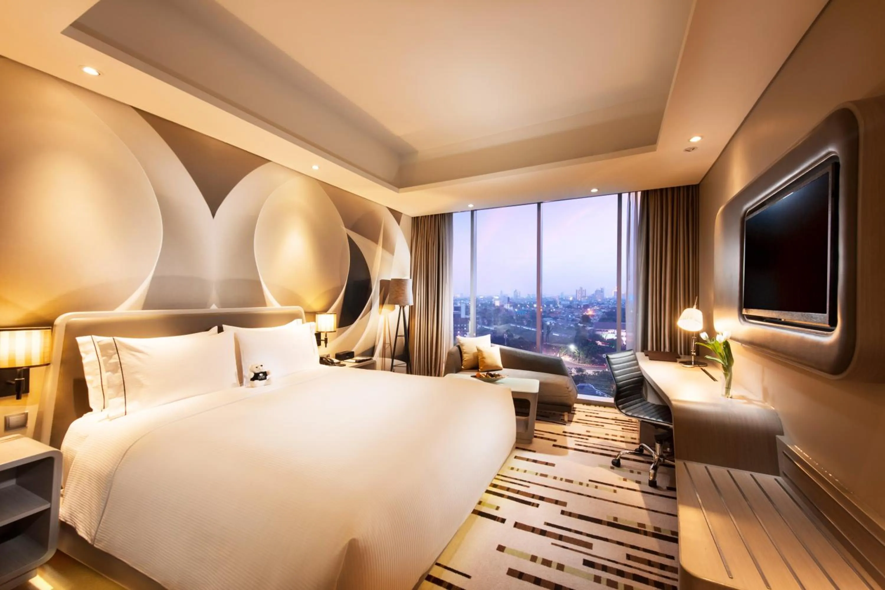 Bedroom, Bed in DoubleTree by Hilton Jakarta - Diponegoro