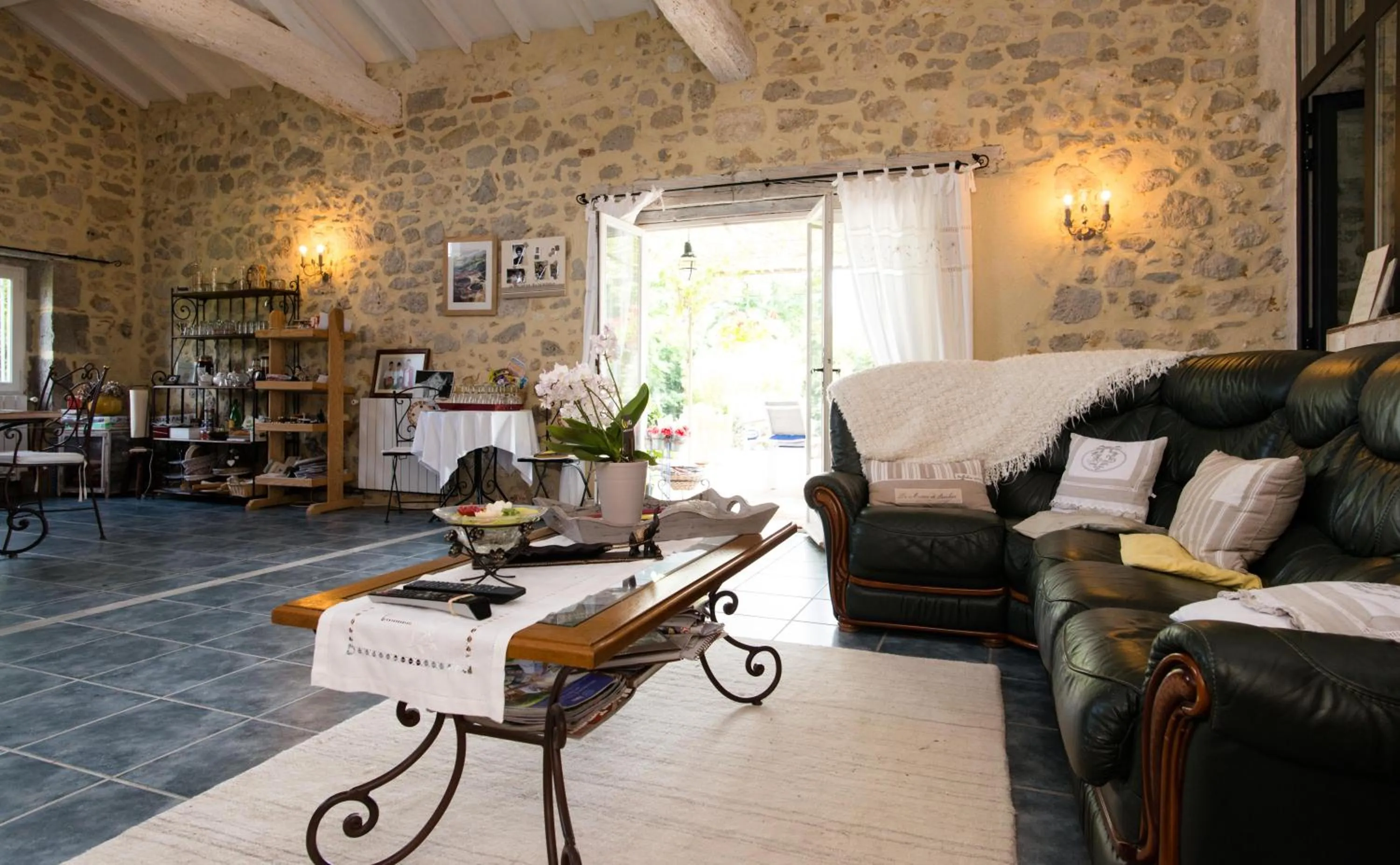 TV and multimedia in Chambres d'hôtes Larroquinière