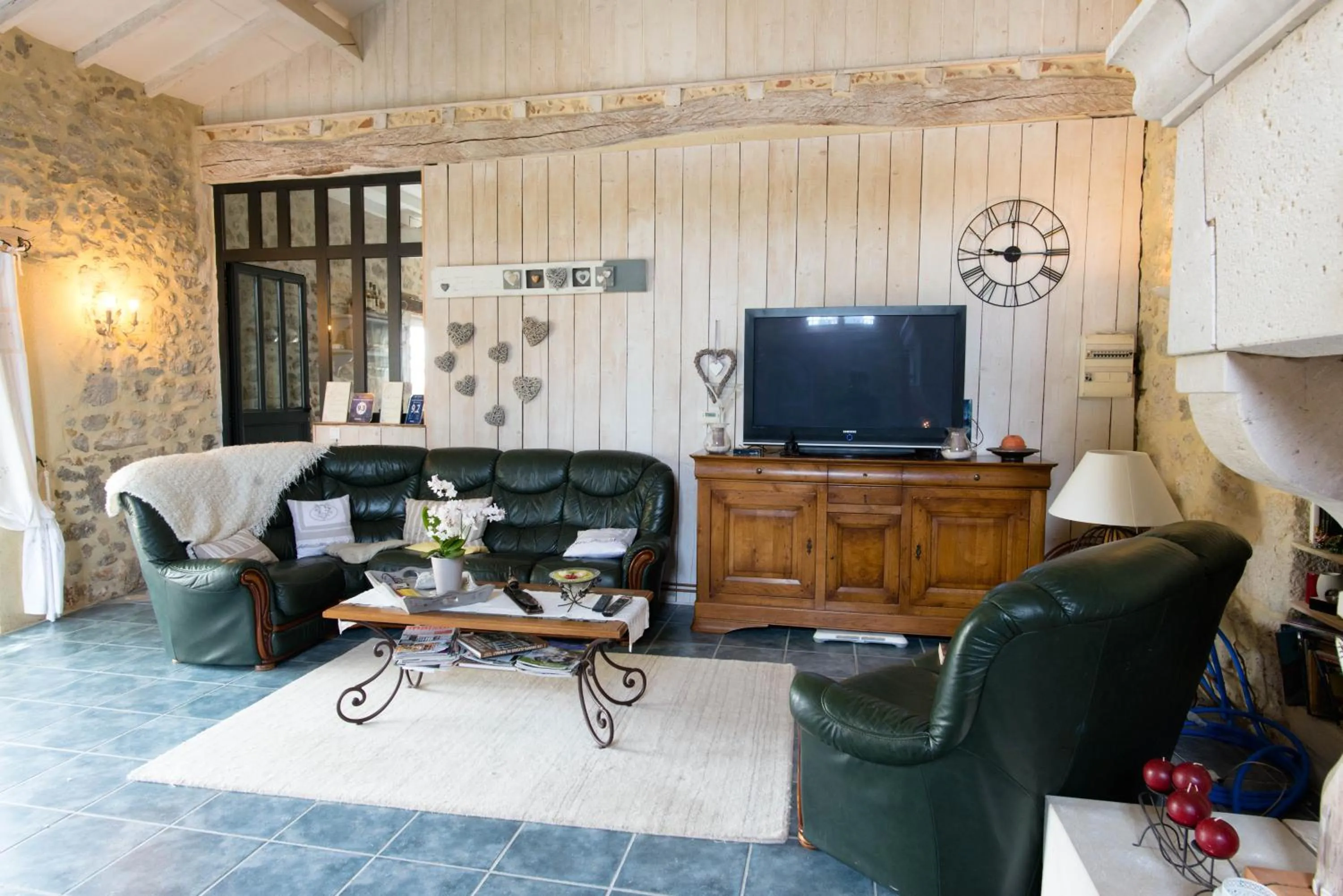 TV and multimedia in Chambres d'hôtes Larroquinière