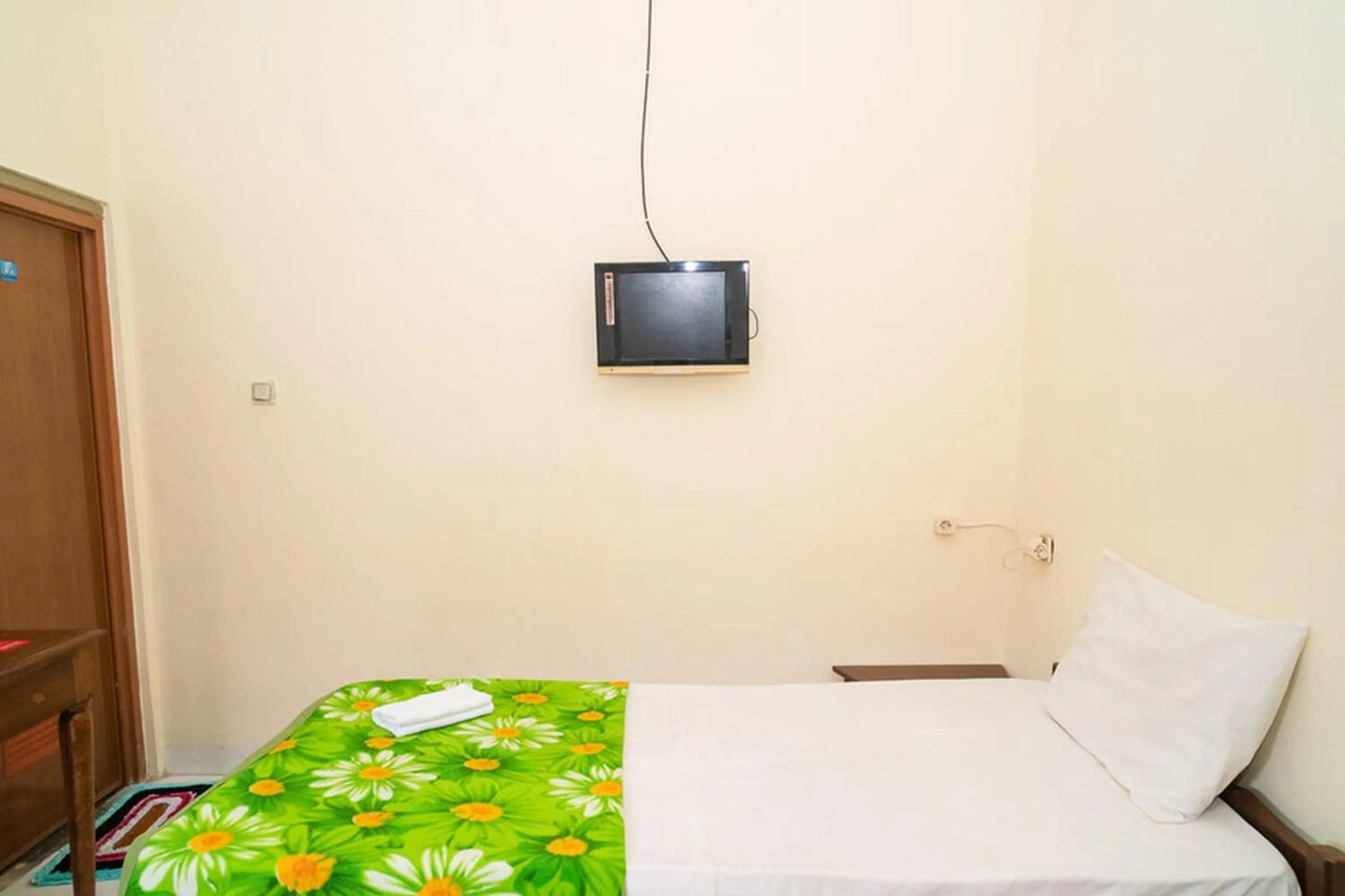 Bed in RedDoorz near Kampus 3 UTY Yogyakarta