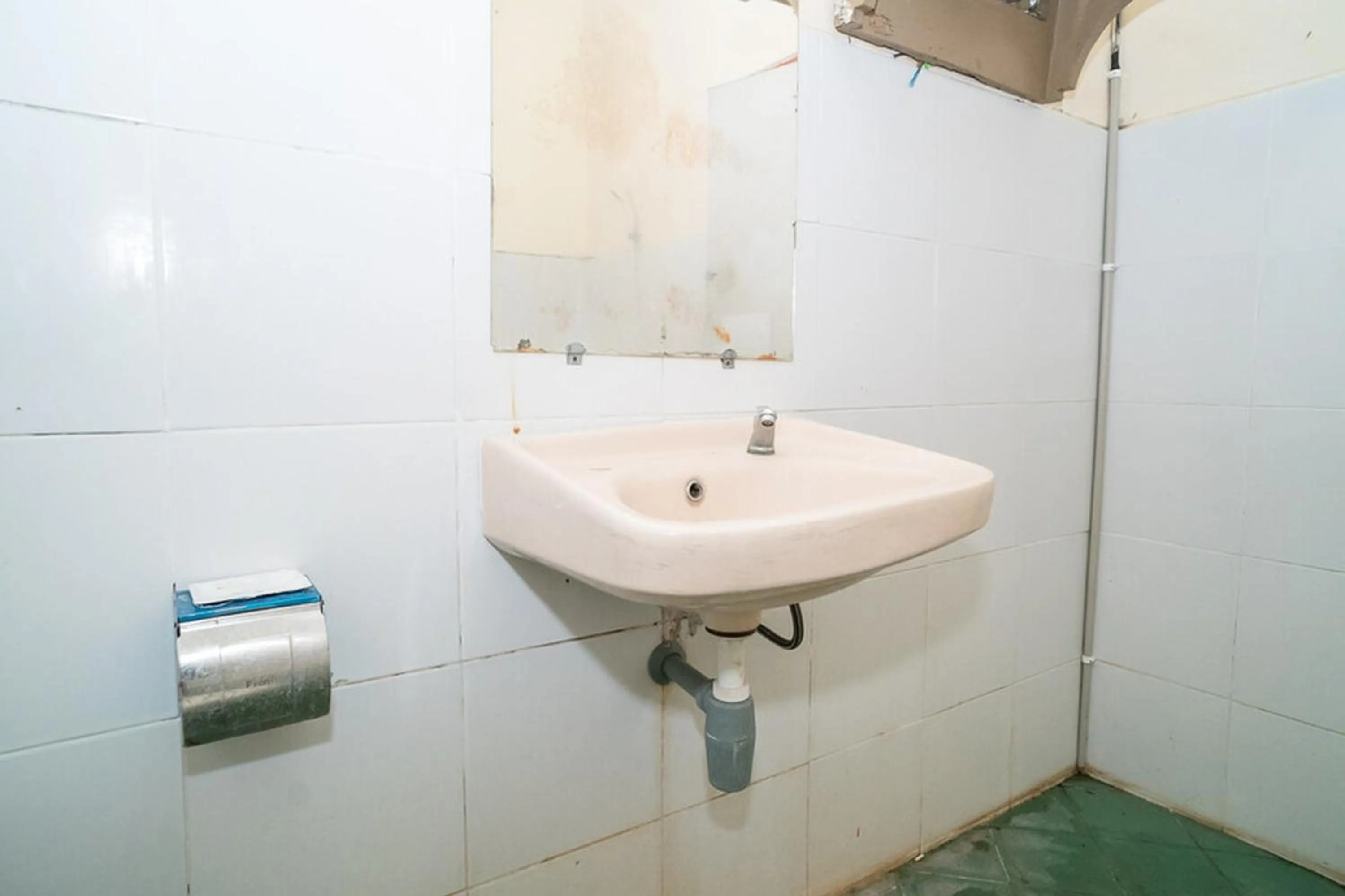 Bathroom in RedDoorz near Kampus 3 UTY Yogyakarta