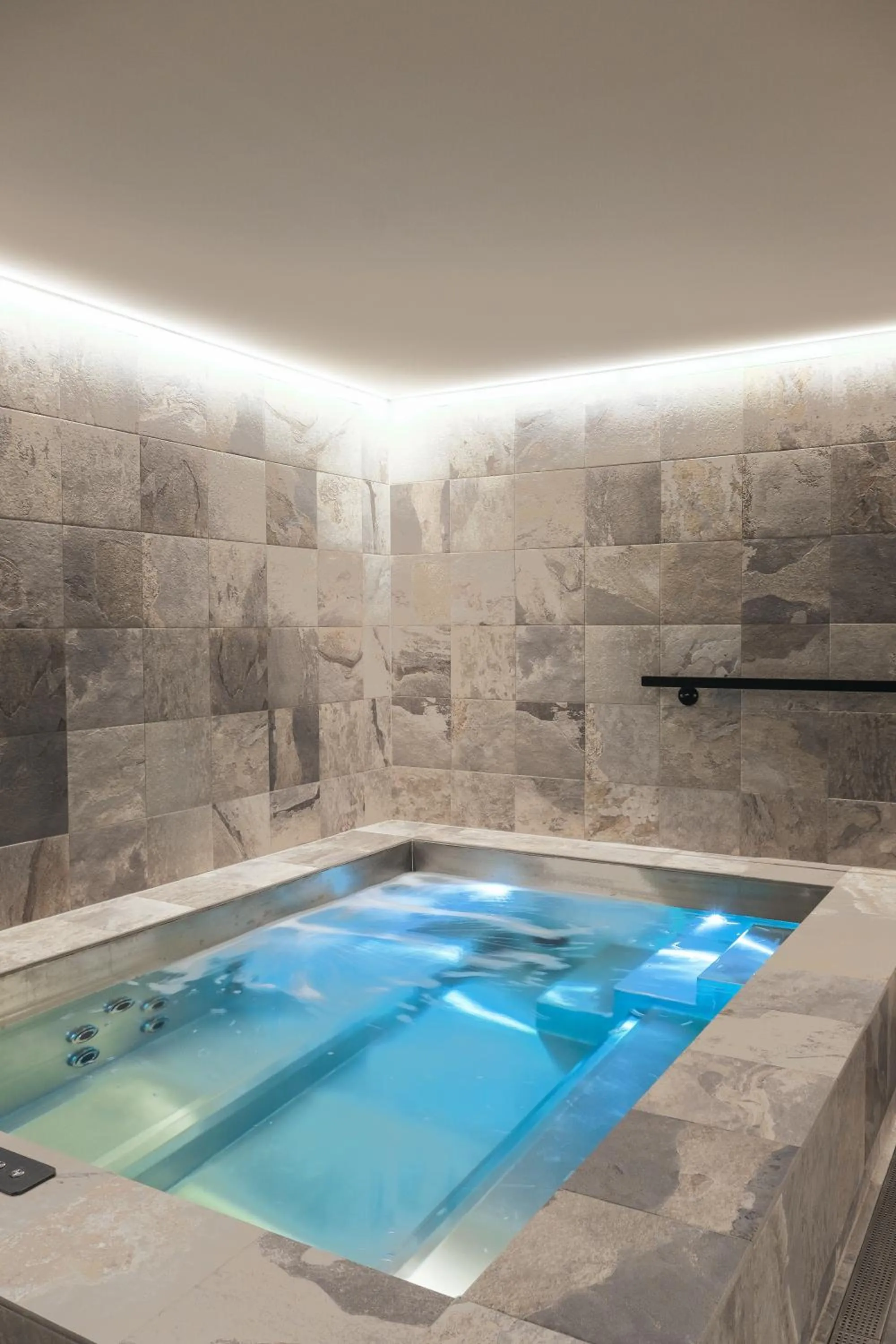 Hot Tub in Hôtel Les Ardillières du Pont d'Oye