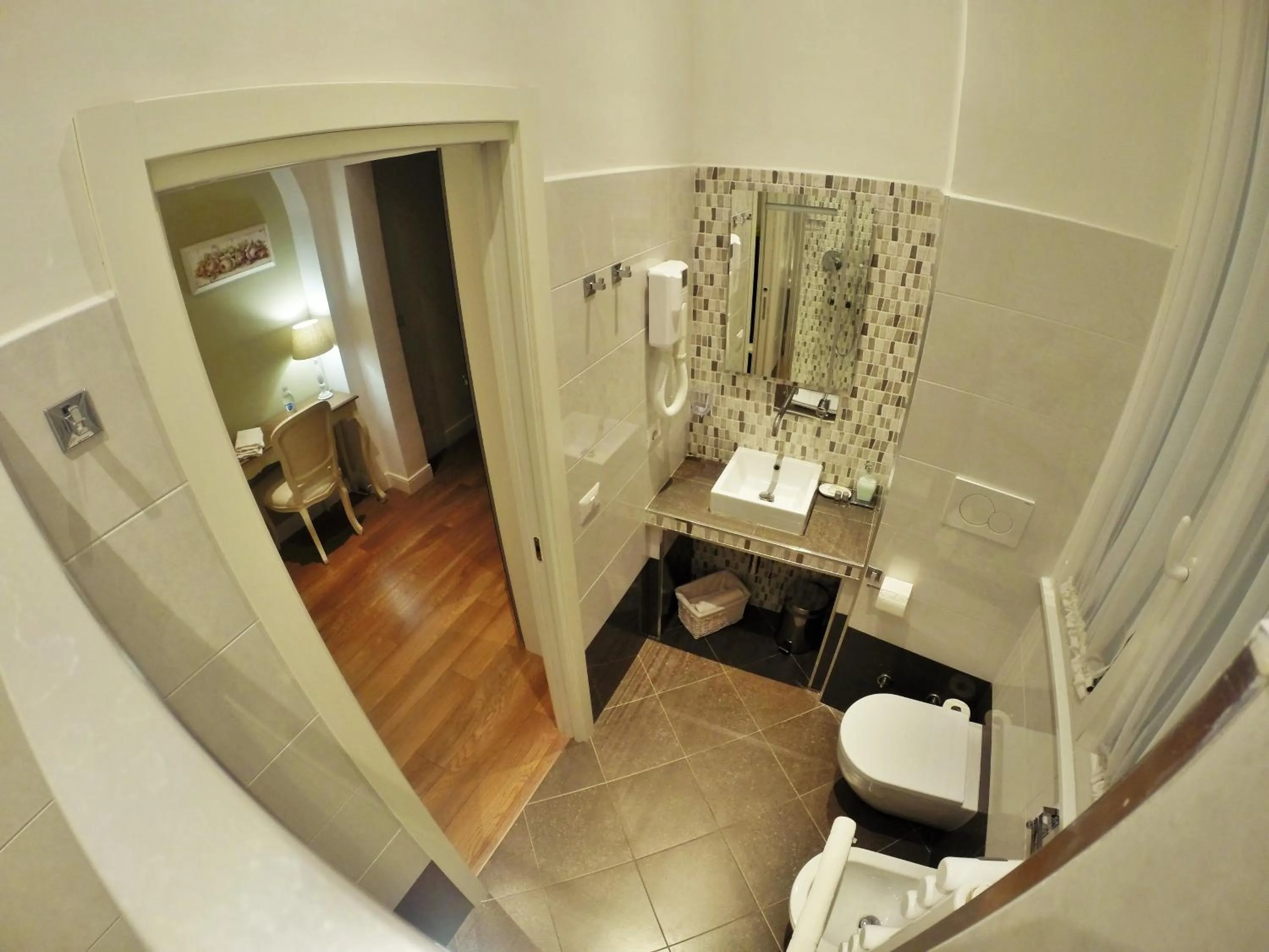 Shower, Bed in Tre R Colosseo