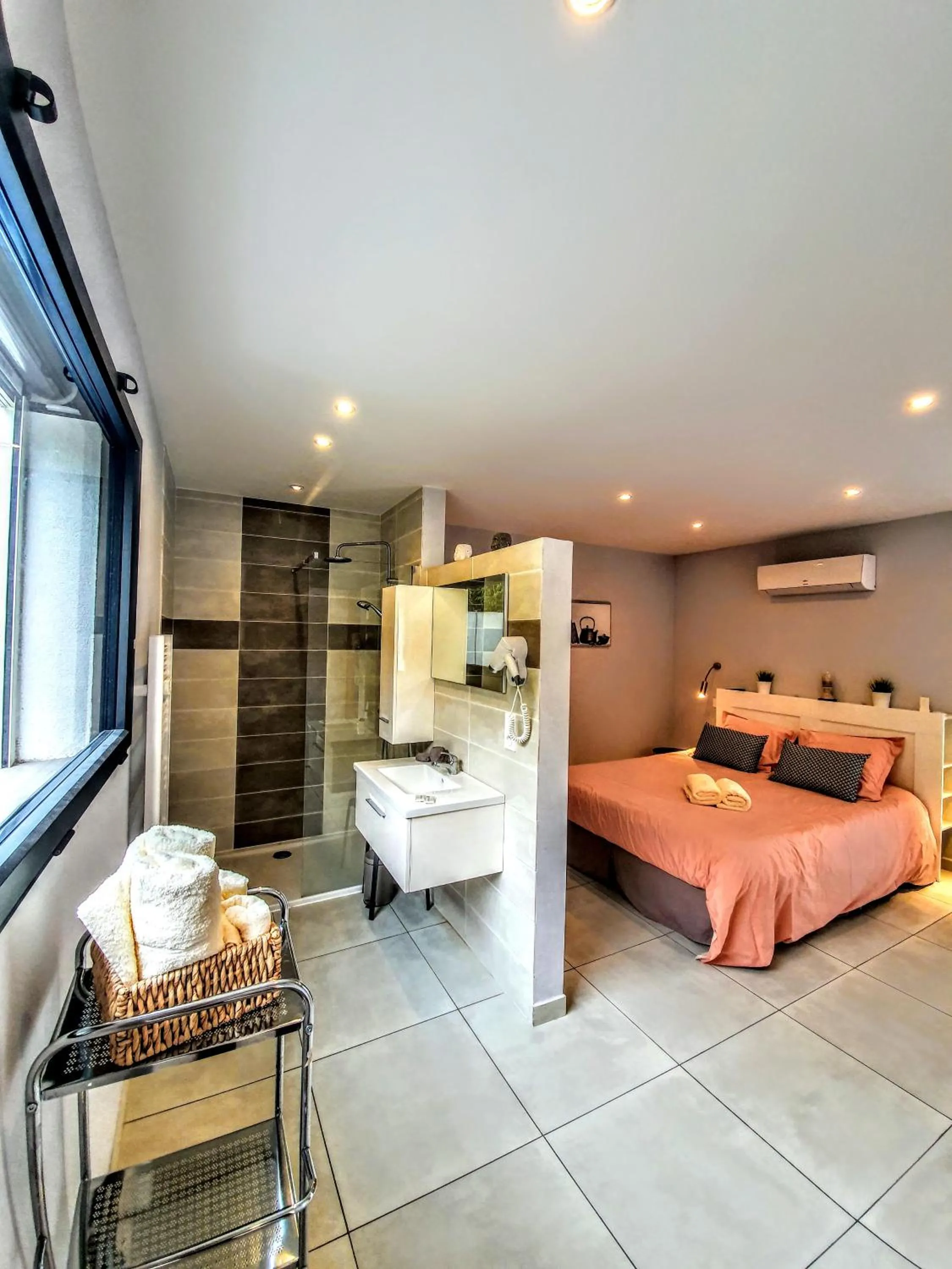 Photo of the whole room, Bed in La Villa Blanche