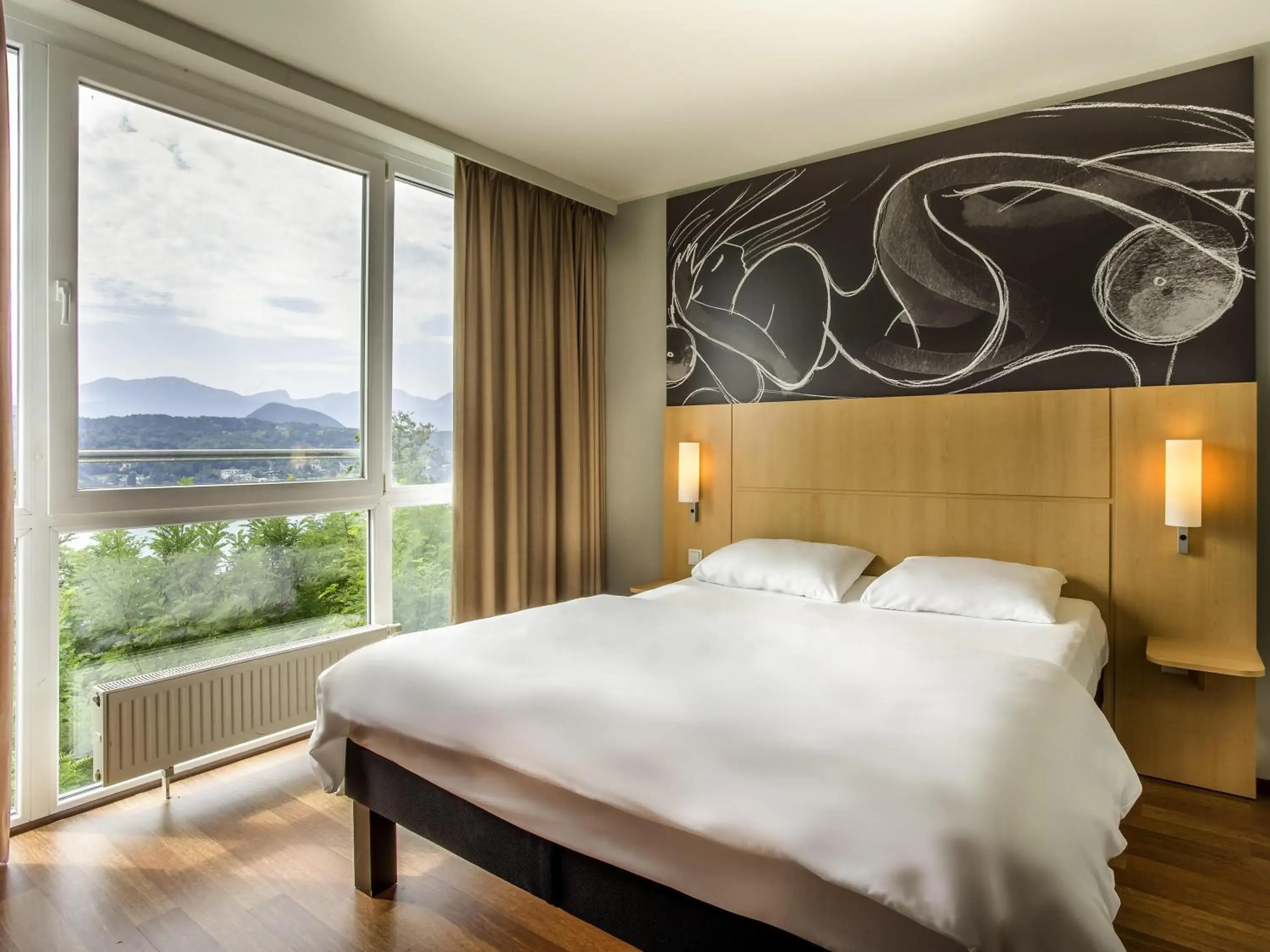 Standard King Room - single occupancy in ibis Wörthersee Standard King Room - single occupancy in ibis Wörthersee