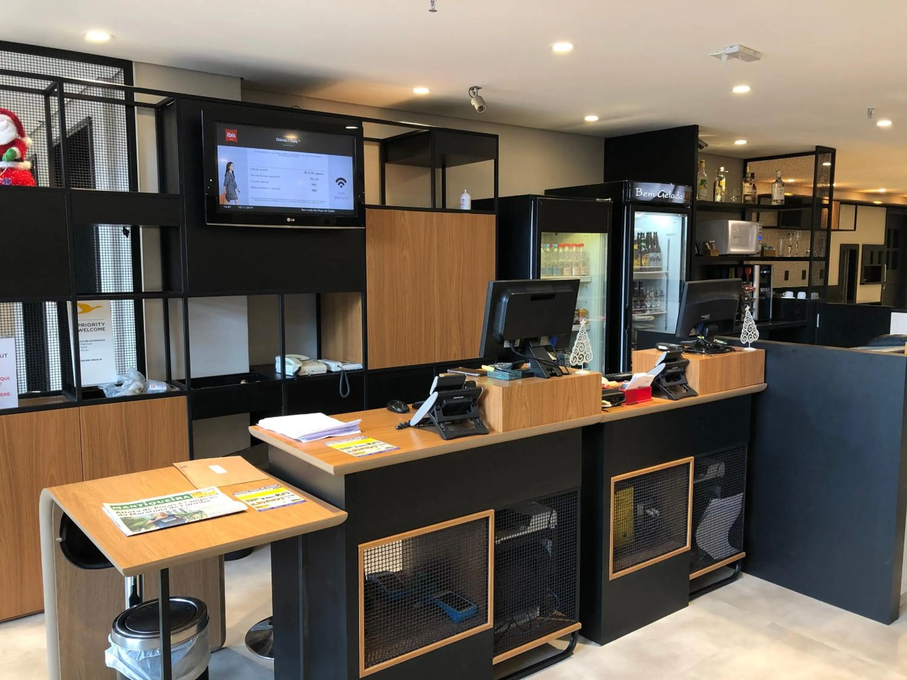 Lobby or reception in ibis Poços de Caldas