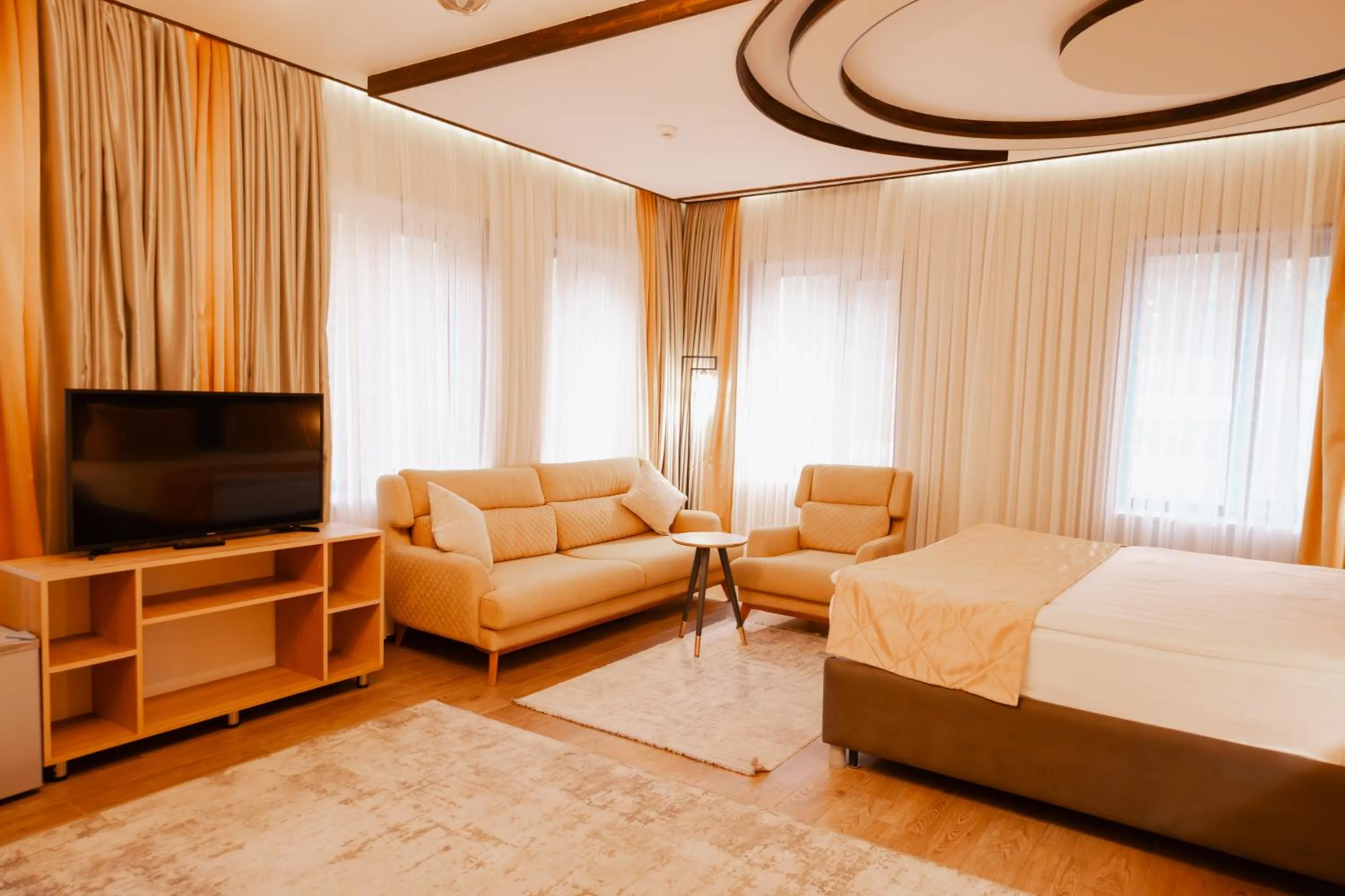 Communal lounge/ TV room, Bed in Quba Vadi Chalet Hotel