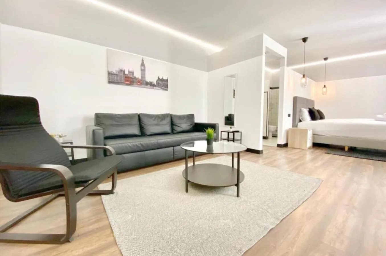 Photo of the whole room, Bed in Montera Center Madrid