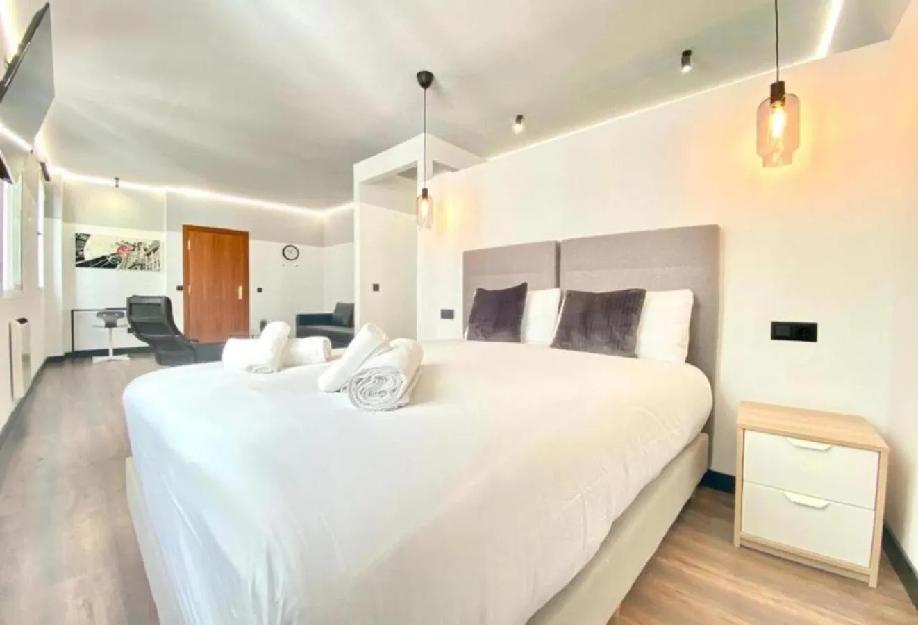 Photo of the whole room, Bed in Montera Center Madrid