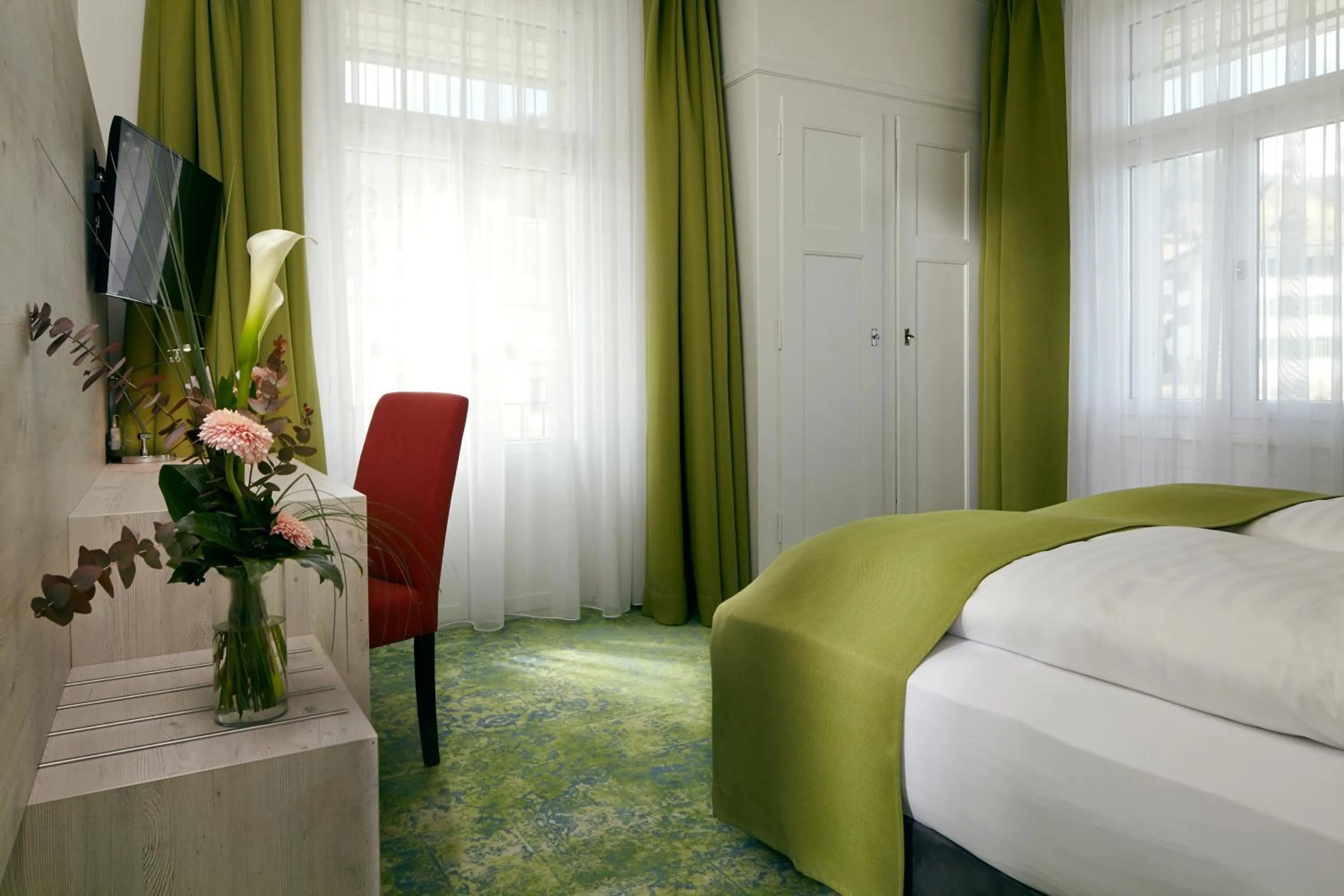 Photo of the whole room, Bed in Hotel Restaurant Bellevue au Lac