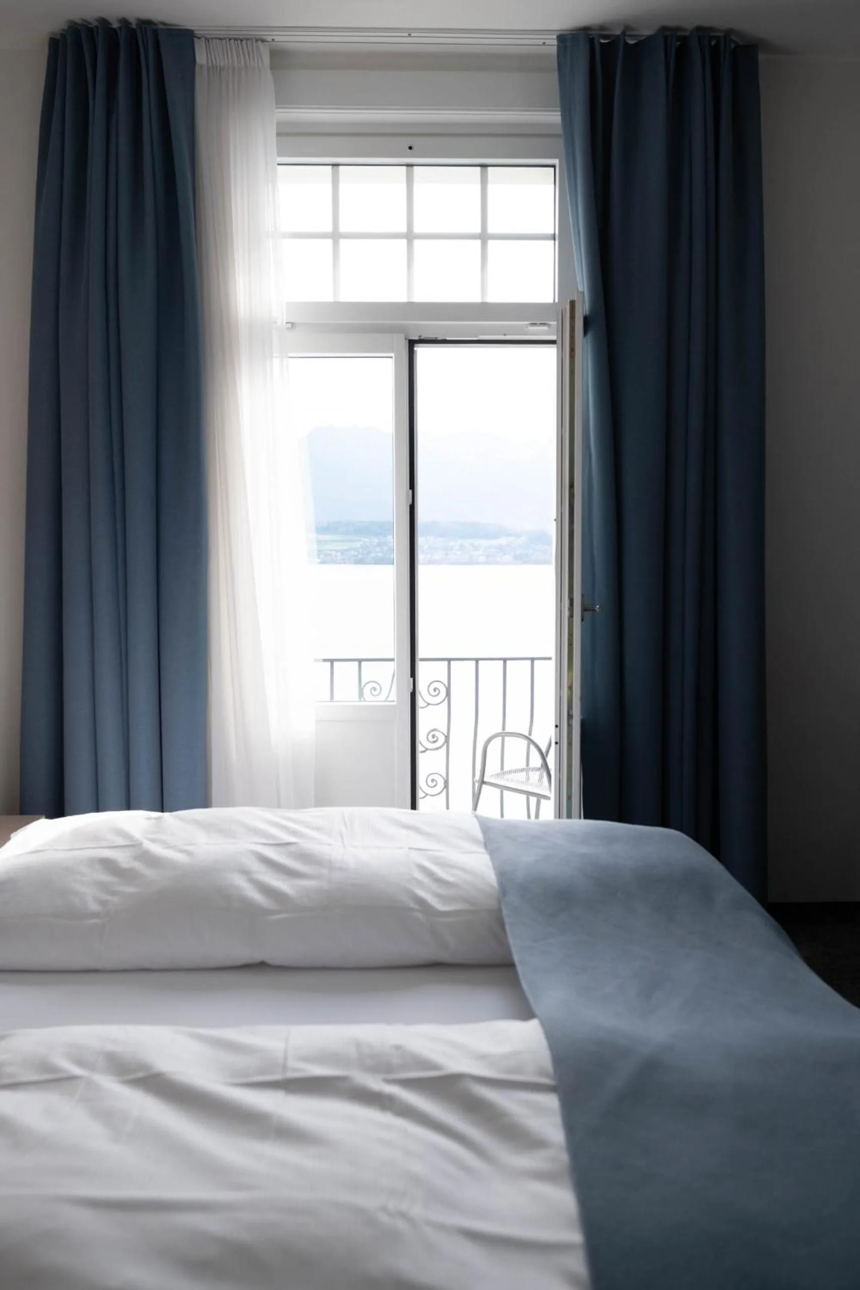 Photo of the whole room, Bed in Hotel Restaurant Bellevue au Lac