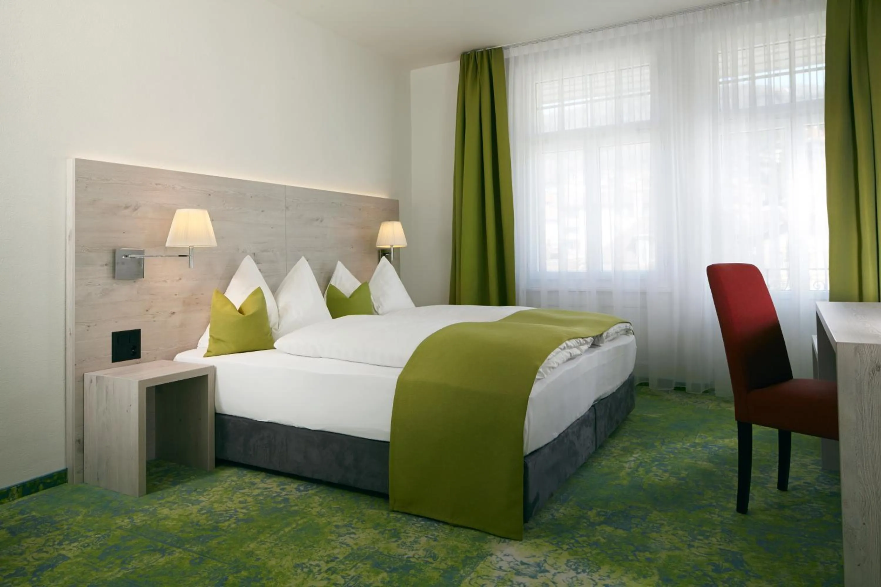 Photo of the whole room, Bed in Hotel Restaurant Bellevue au Lac